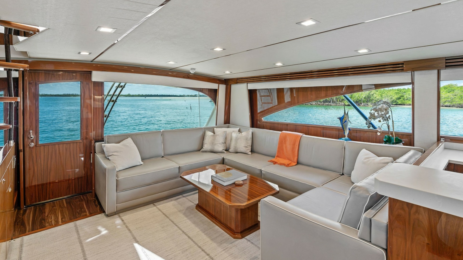 2016 Viking 80 Enclosed Bridge- FRIGATE- Salon
