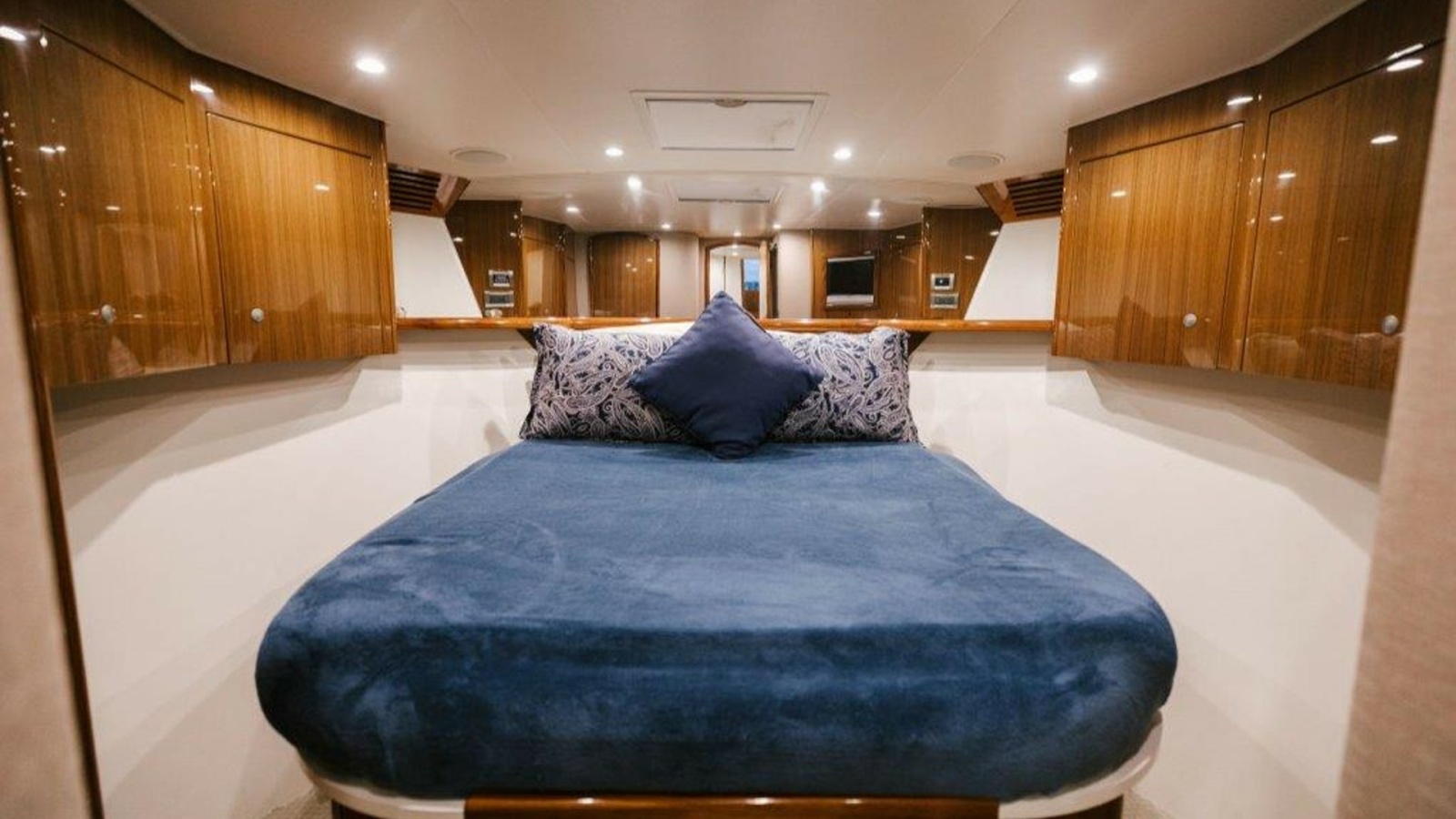 2007 64 Viking CNV Evil Eyes Forward Stateroom (2)