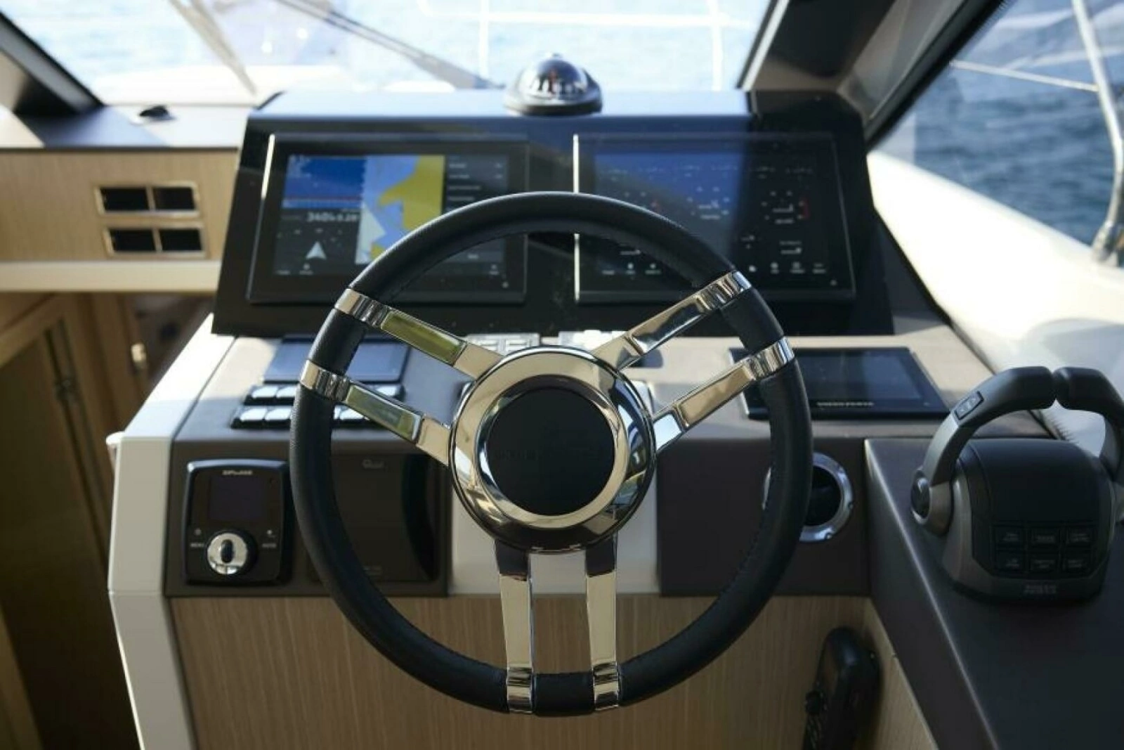 2027 F4.3 Prestige Helm