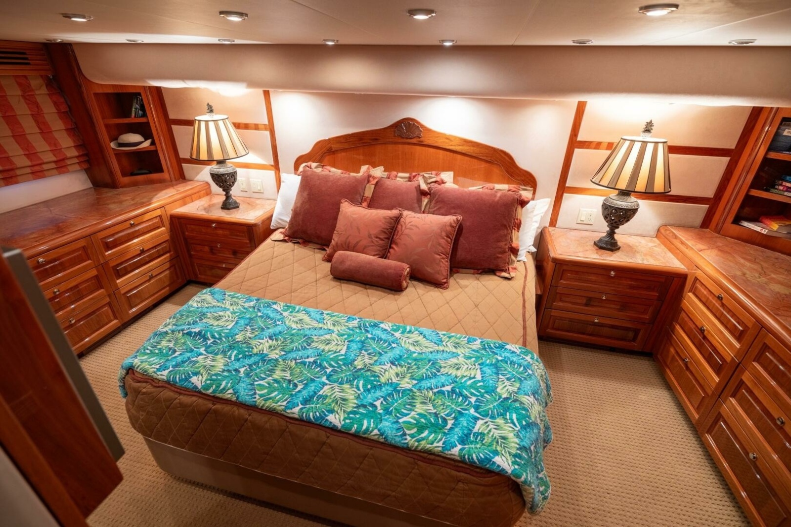 68' 2005 Hatteras 68 Convertible