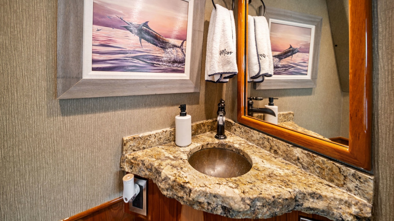Elegant Vanity in Guest Head