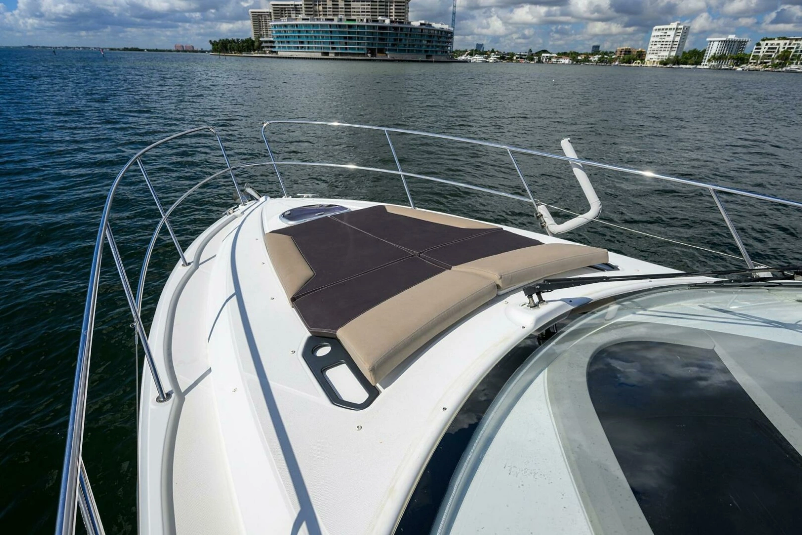 Beneteau 38 GT - Bow