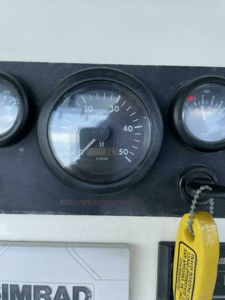 31' 1997 Custom 31 Center Console