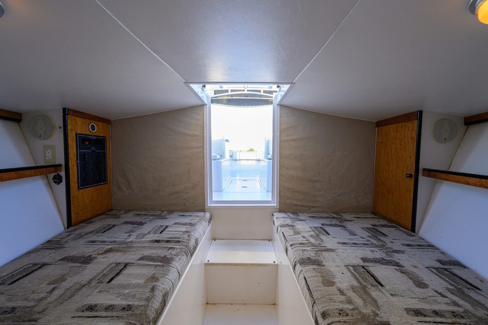 Aura 28 Heron's Catch - Interior Cabin