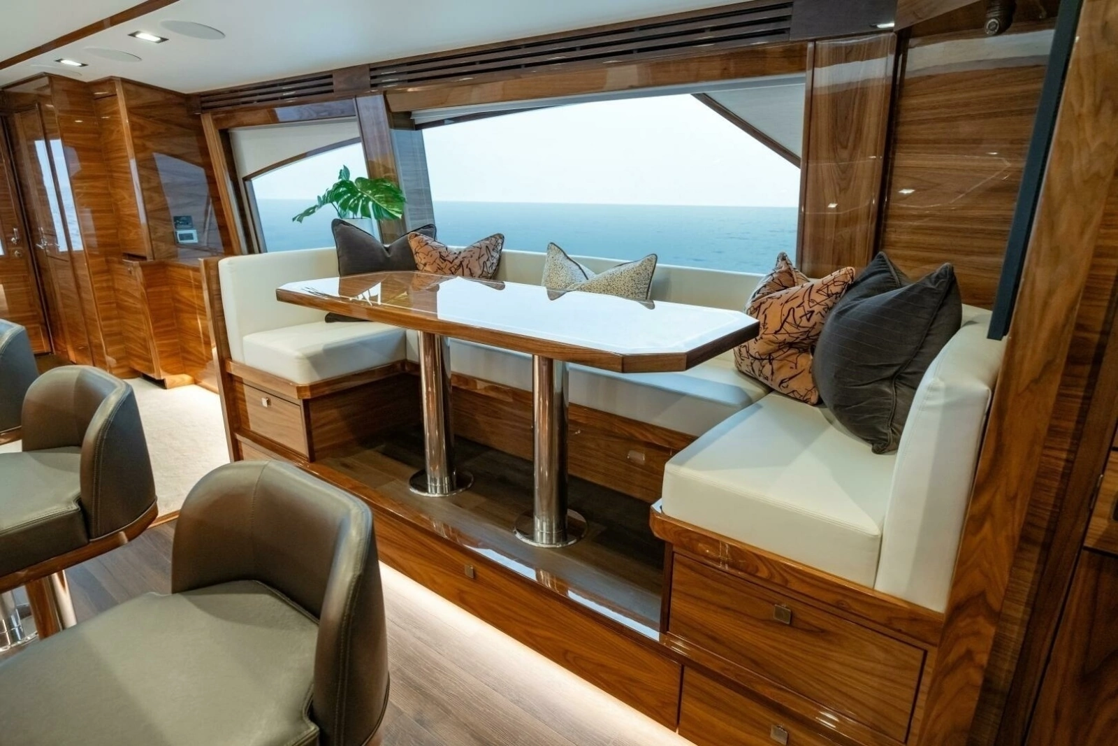 Viking 82 Convertible Dinette