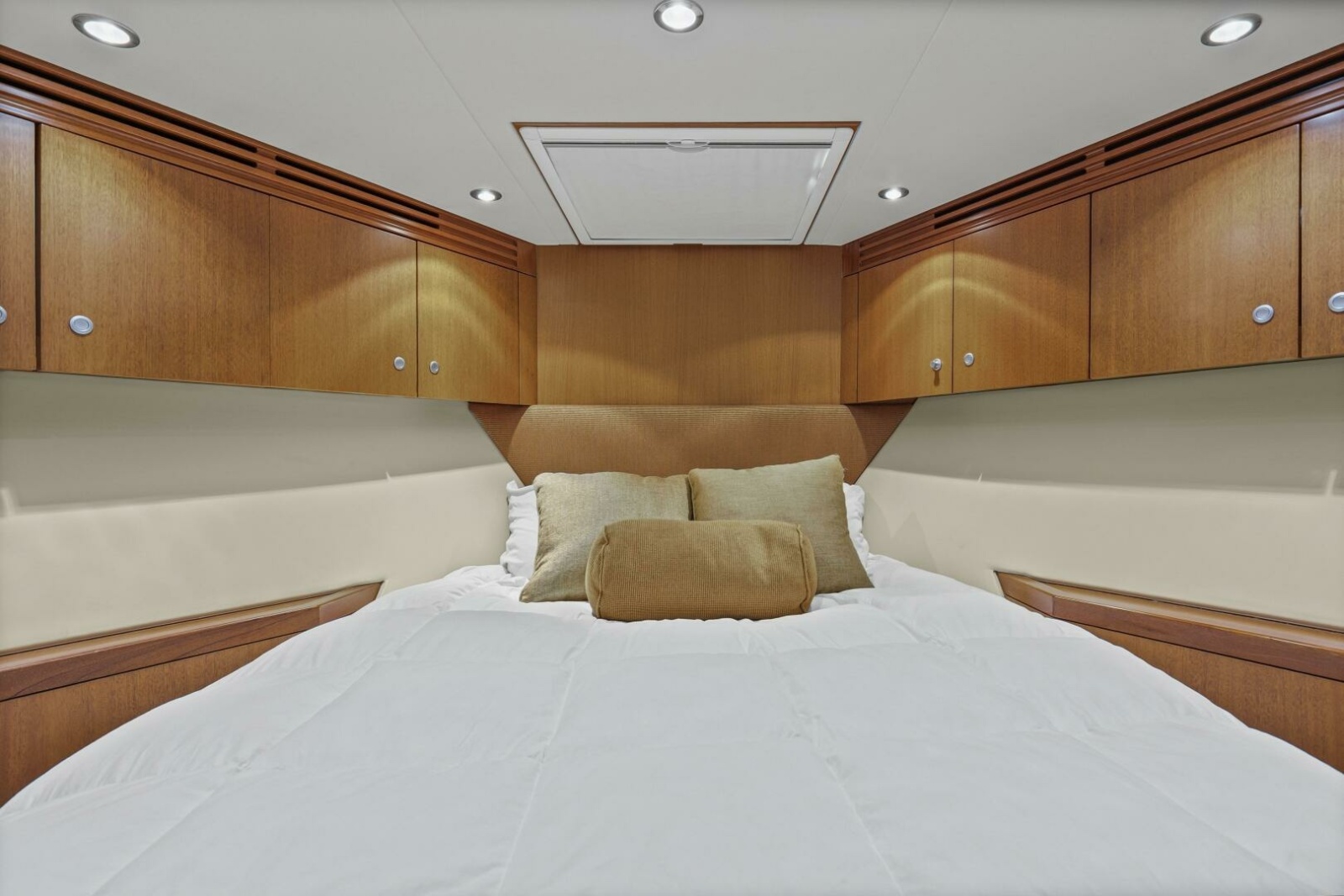 60' 2008 Hatteras 60 Convertible