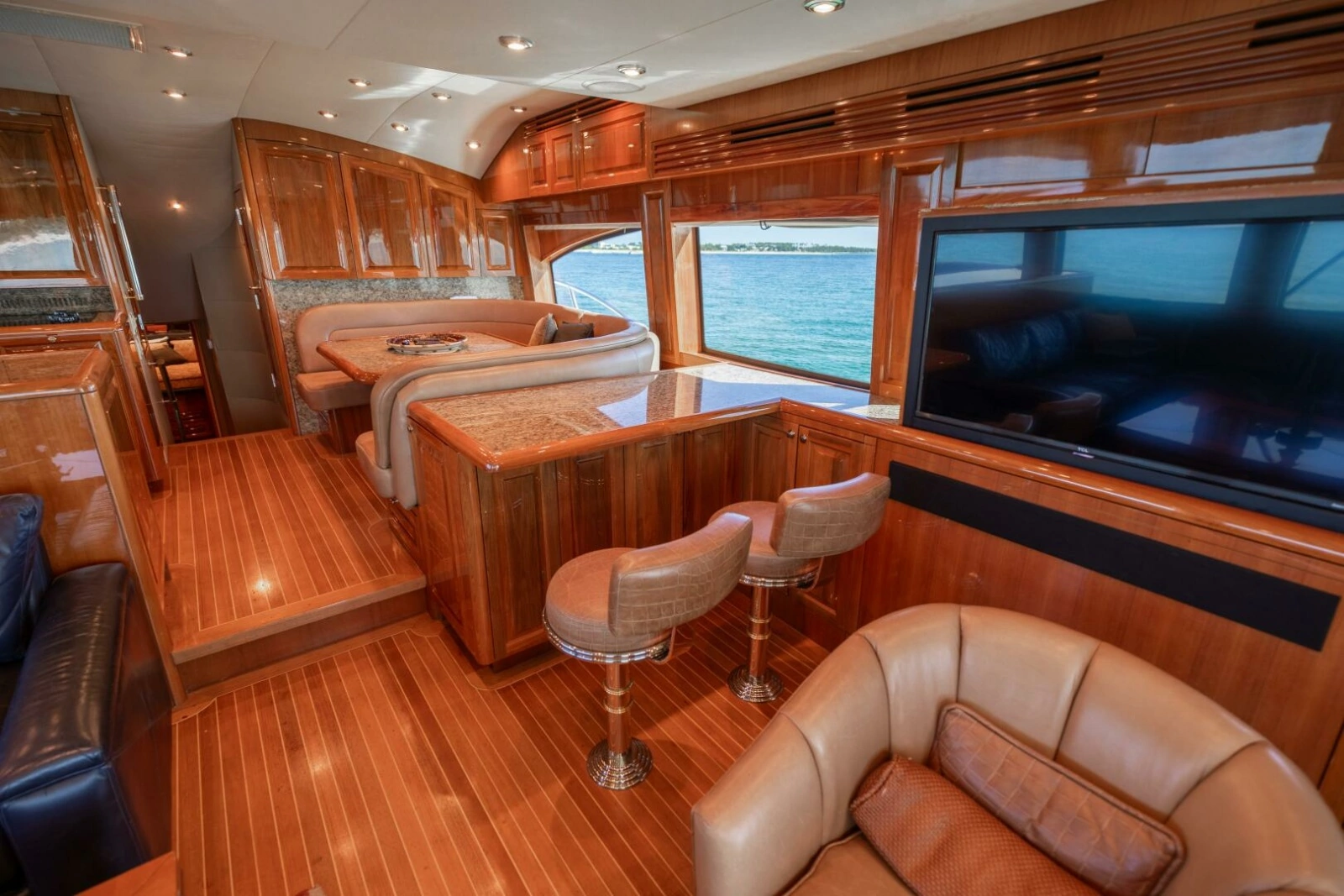 2005 Hatteras 68 Convertible photo 8
