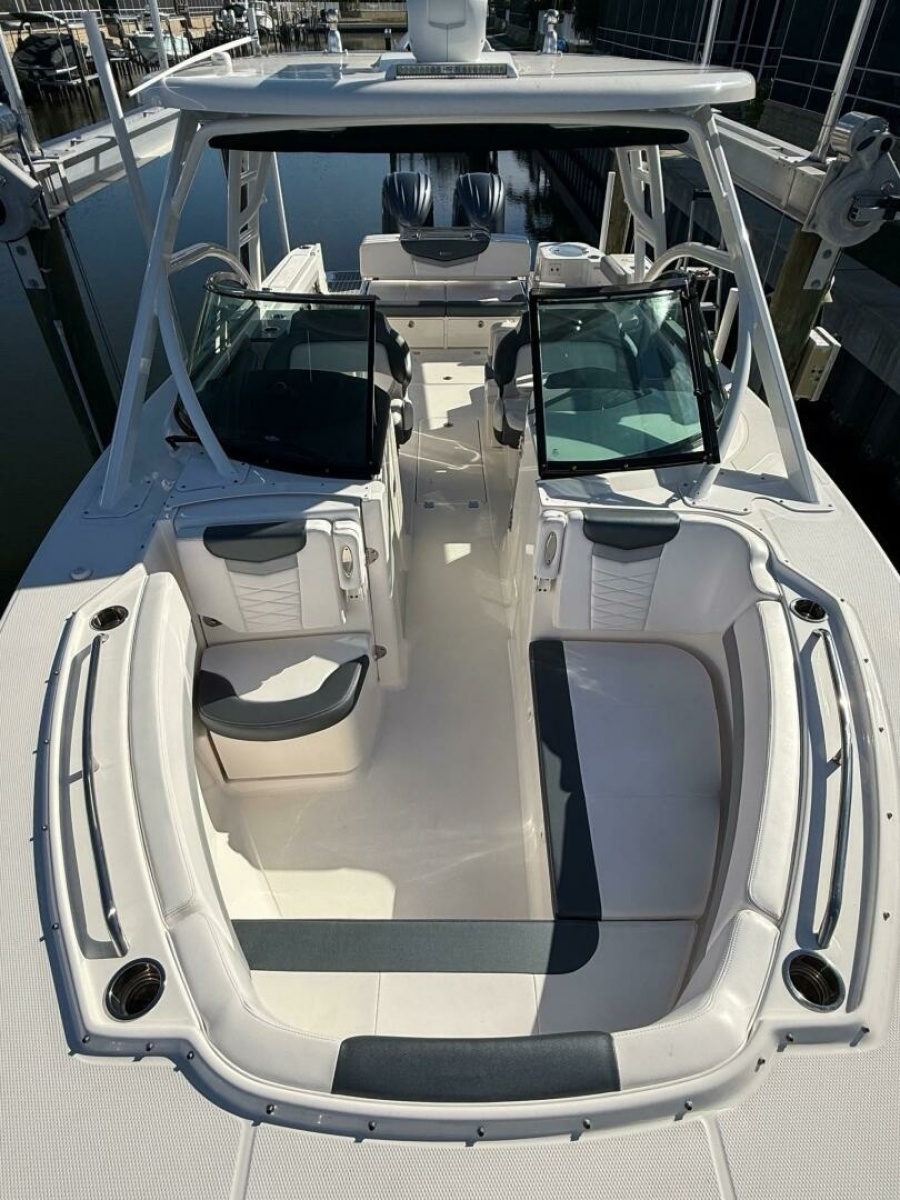 31' 2021 Robalo R317