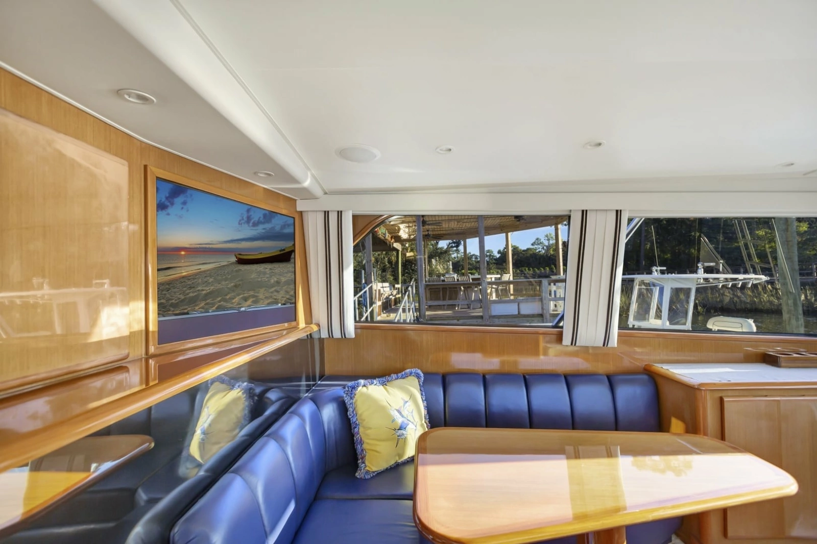 Viking 5- Lady S - Interior Dinette