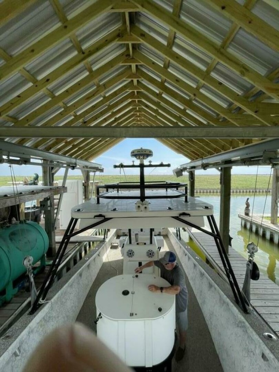 31' 1997 Custom 31 Center Console