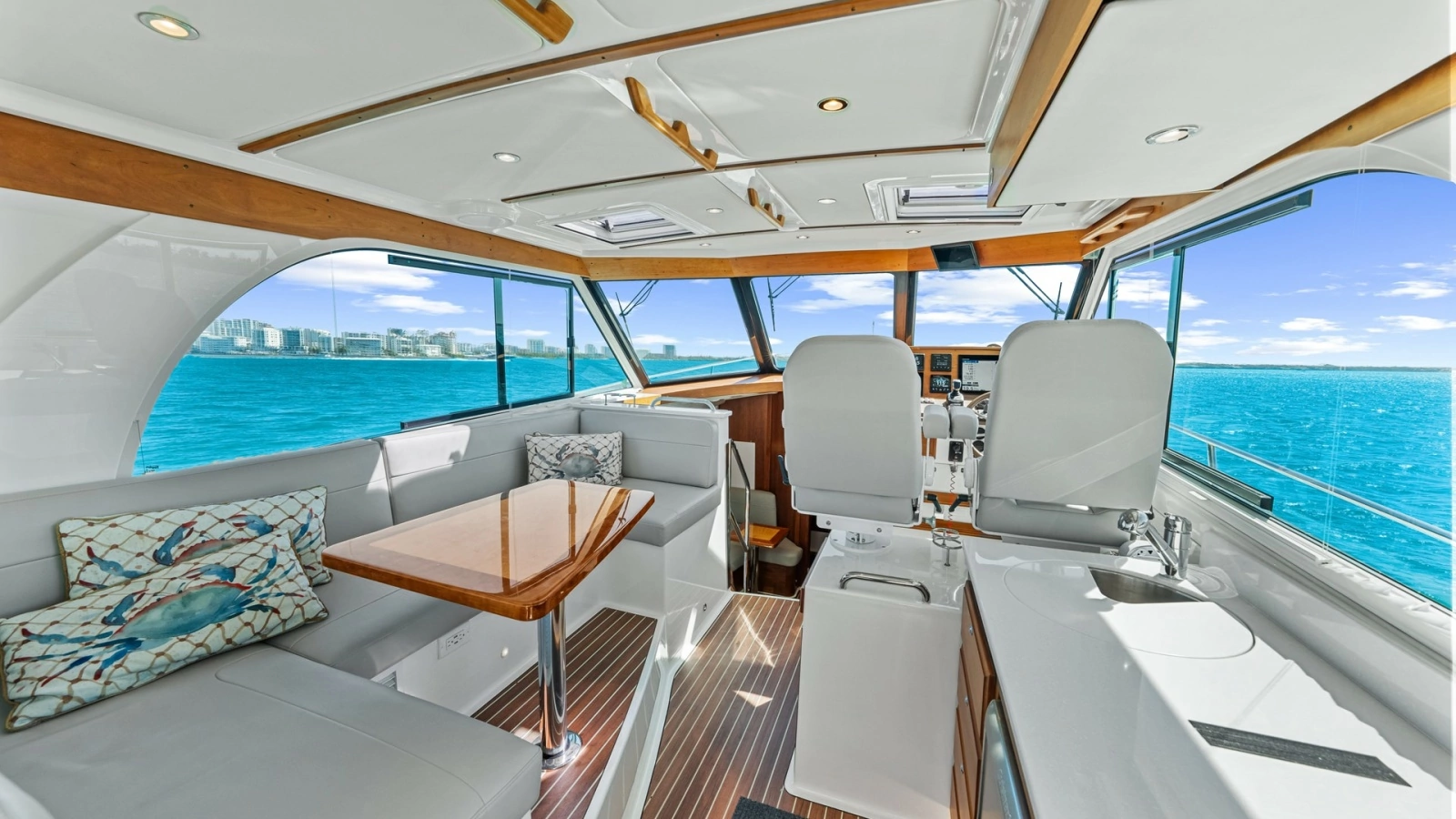 Spacious Helm and Salon Area