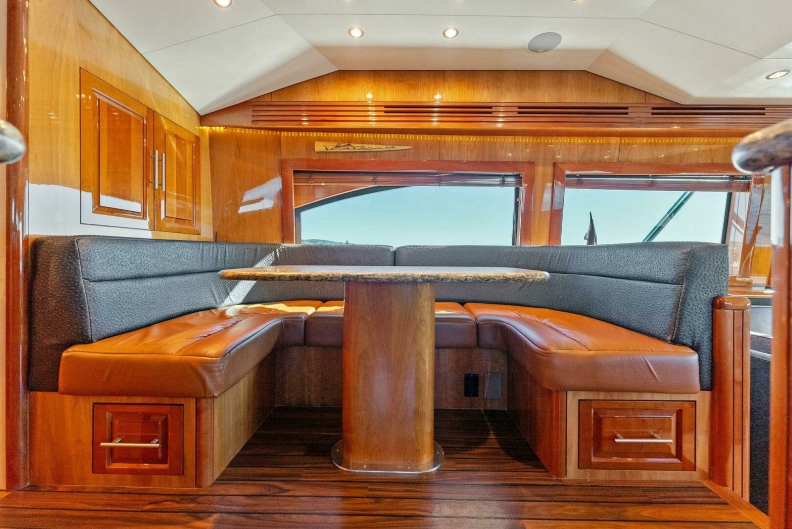 64' 2007 Hatteras 64 Convertible