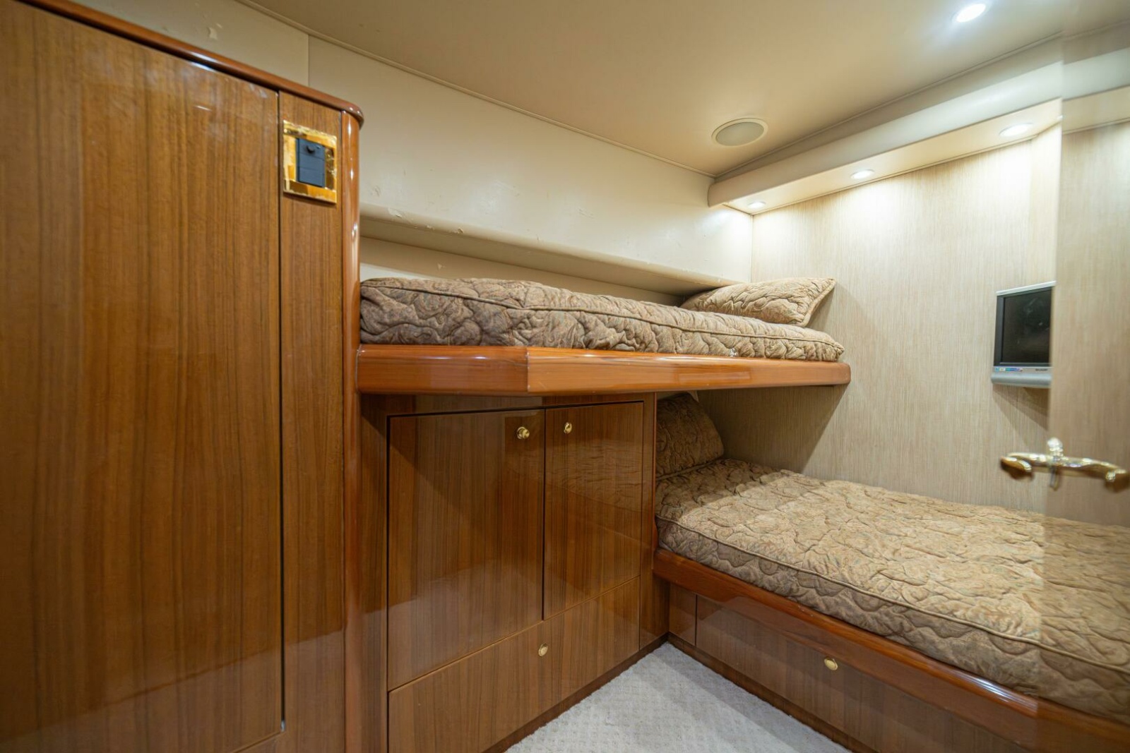 2006 Viking 56 "Scandaloso" - Berths