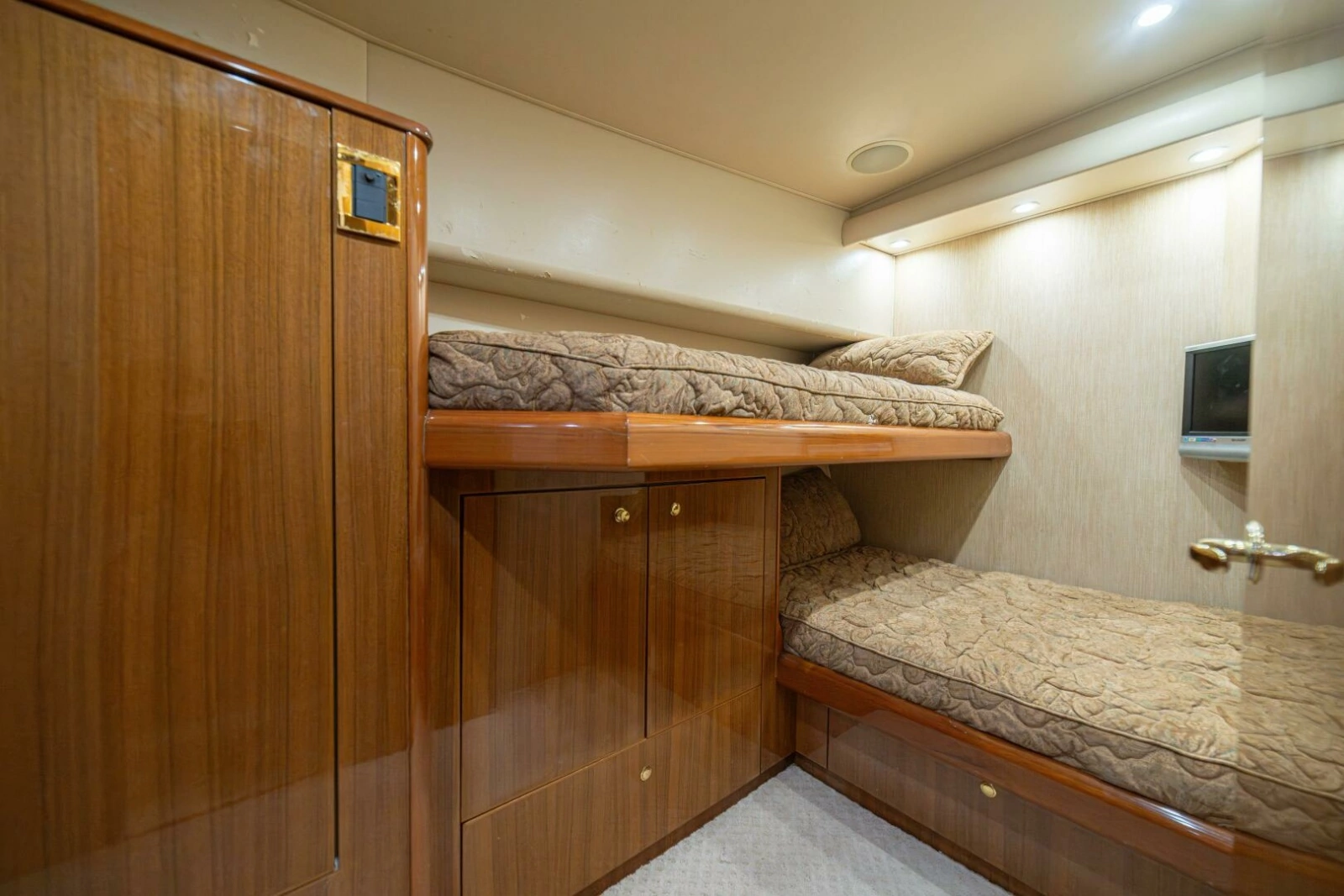 2006 Viking 56 "Scandaloso" - Berths