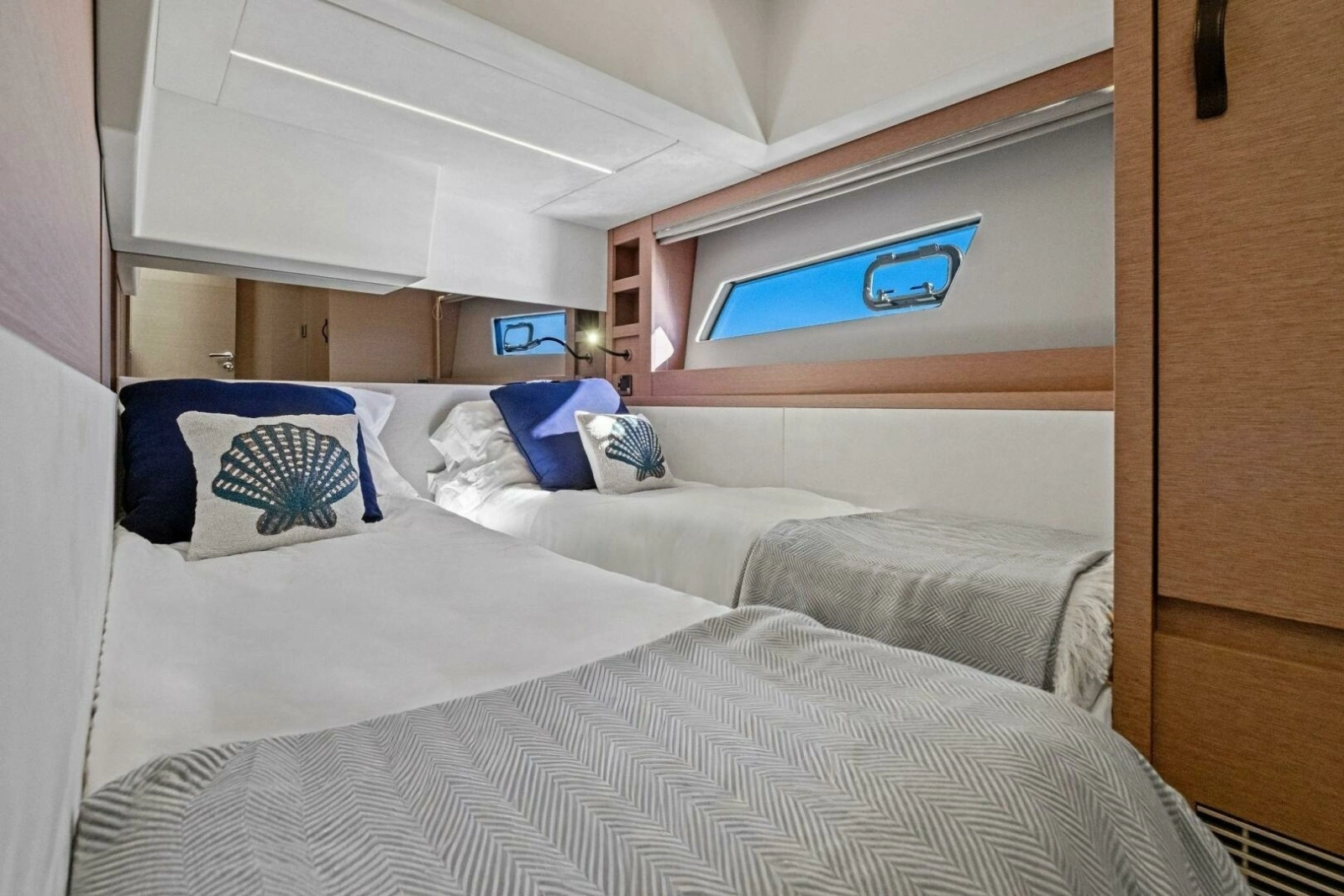 2022 Prestige 520 Flybridge