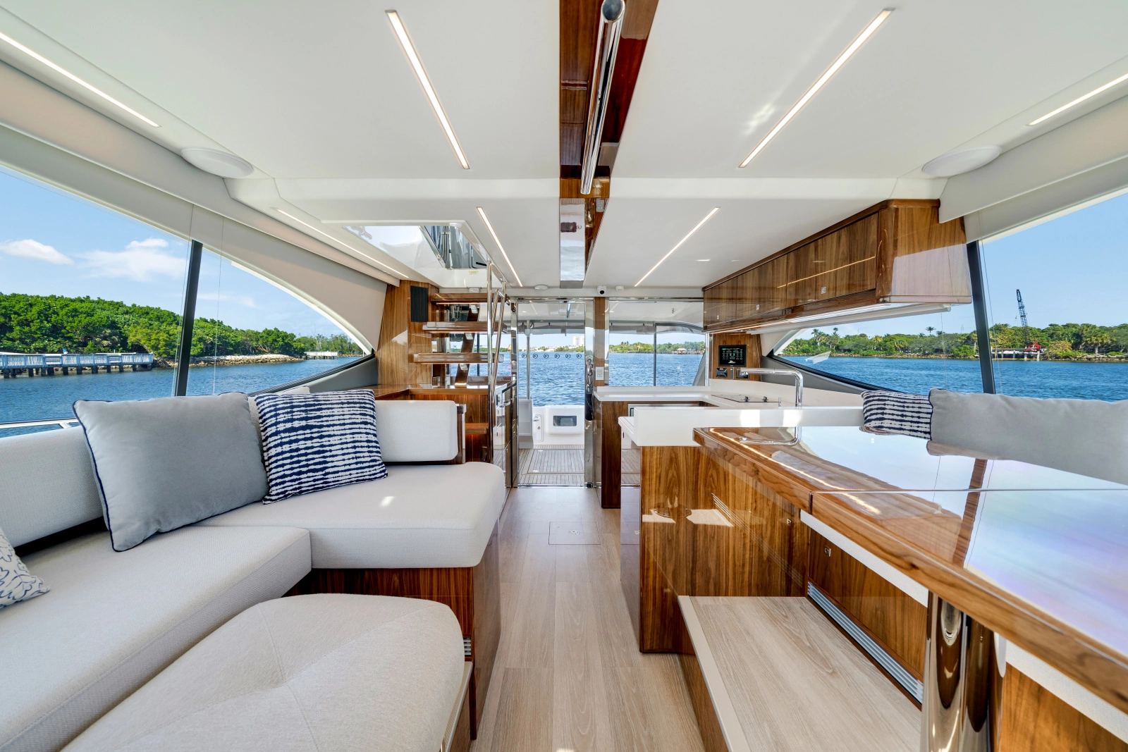 50 SPORTS MOTOR YACHT 50ft Riviera Yacht For Sale