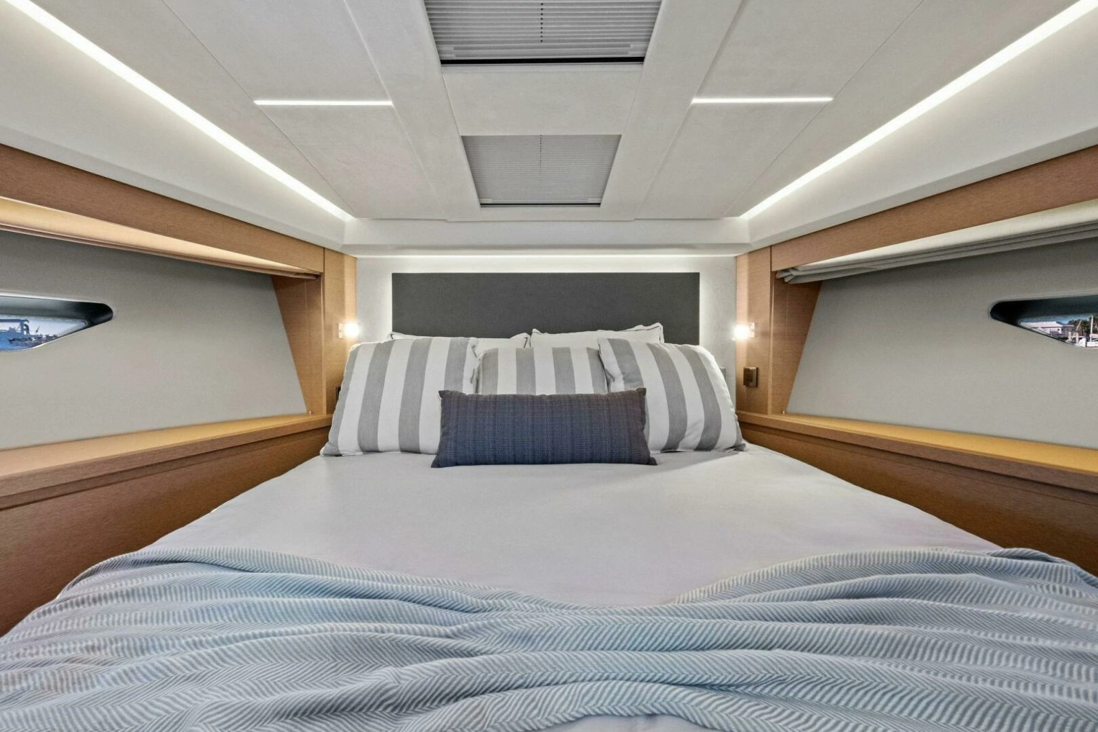 2022 Prestige 520 Flybridge photo 32