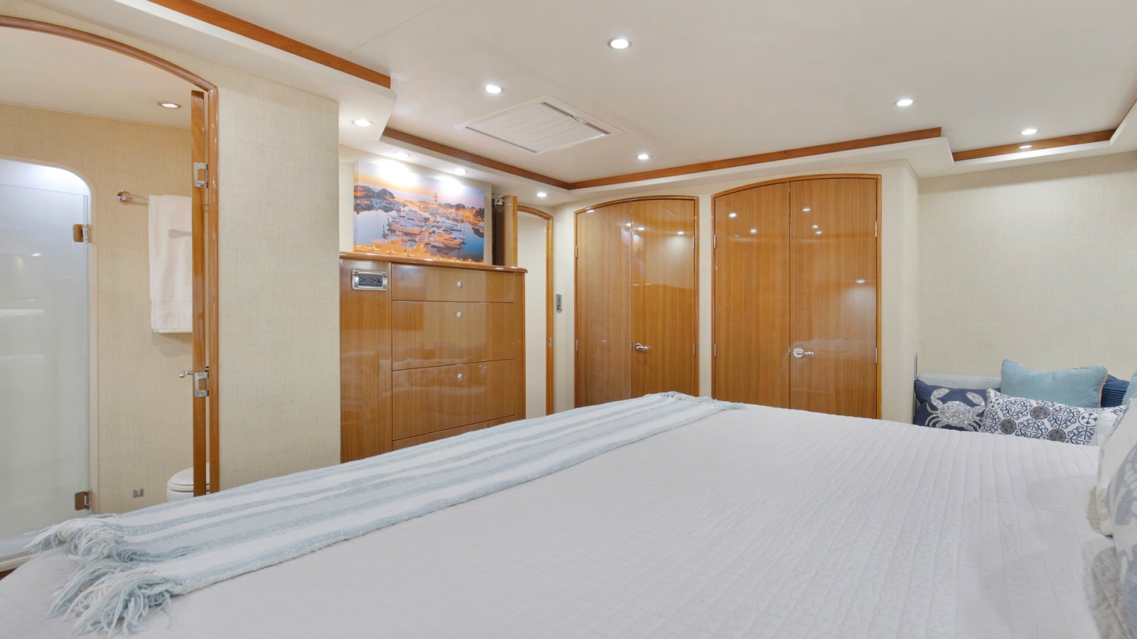 74' 2007 Viking 74 Enclosed Bridge