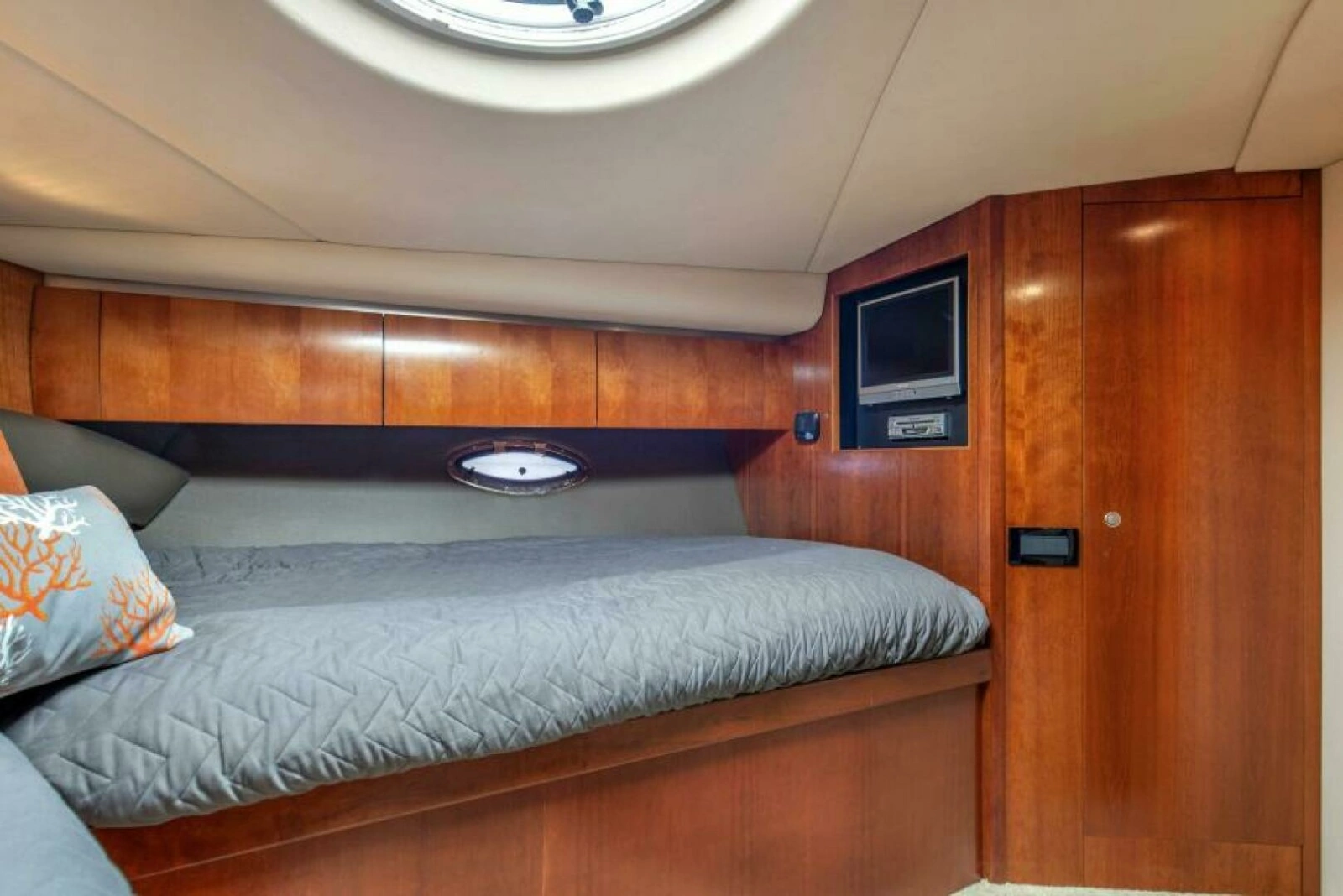 2005 Cruisers Yachts 500 Express photo 11