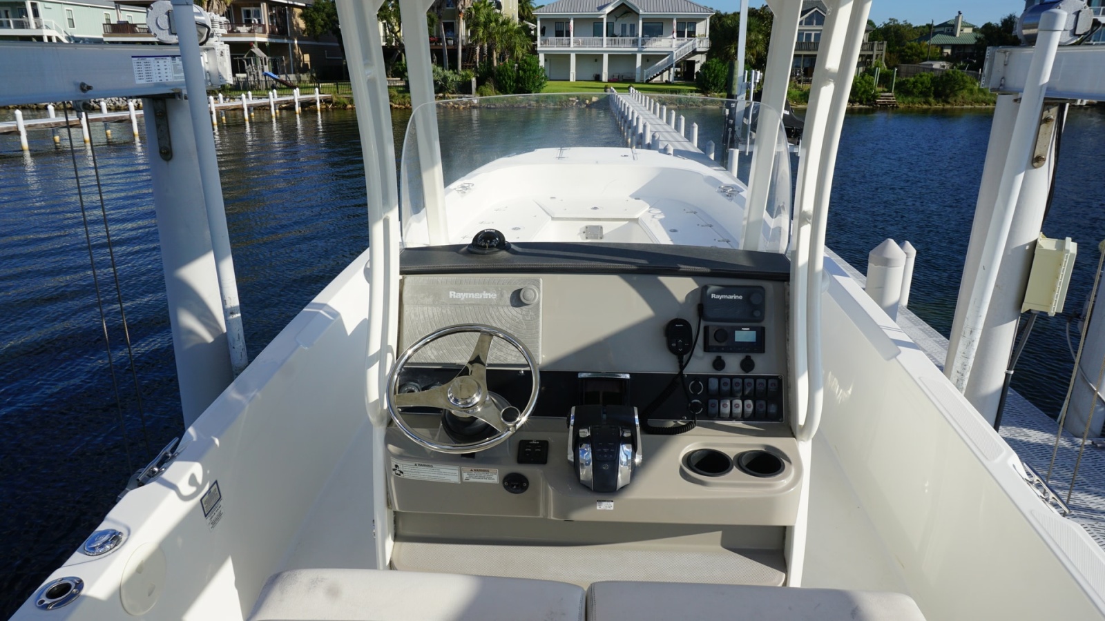 Boston Whaler 270 Dauntless Helm Station