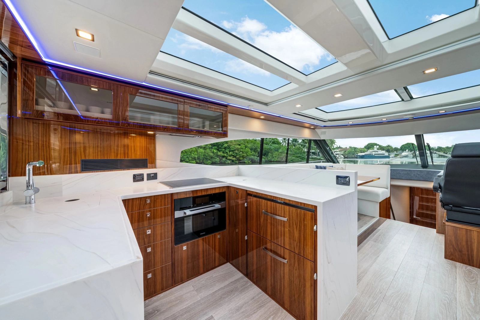 6000 SPORT YACHT 60ft Riviera Yacht For Sale