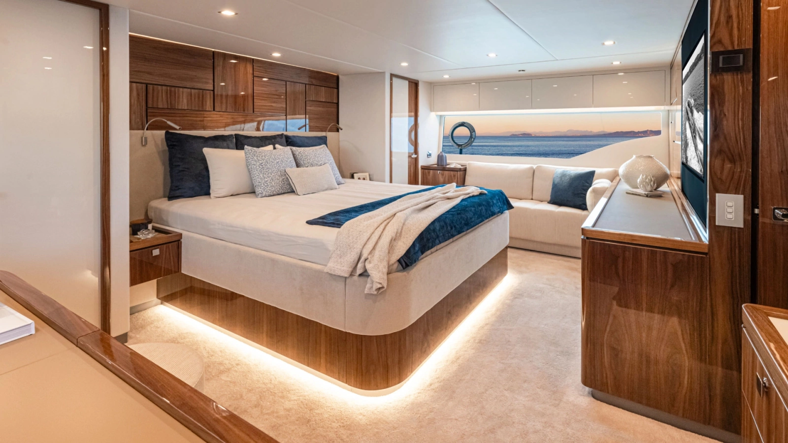 6800 SPORT YACHT 68ft Riviera Yacht For Sale