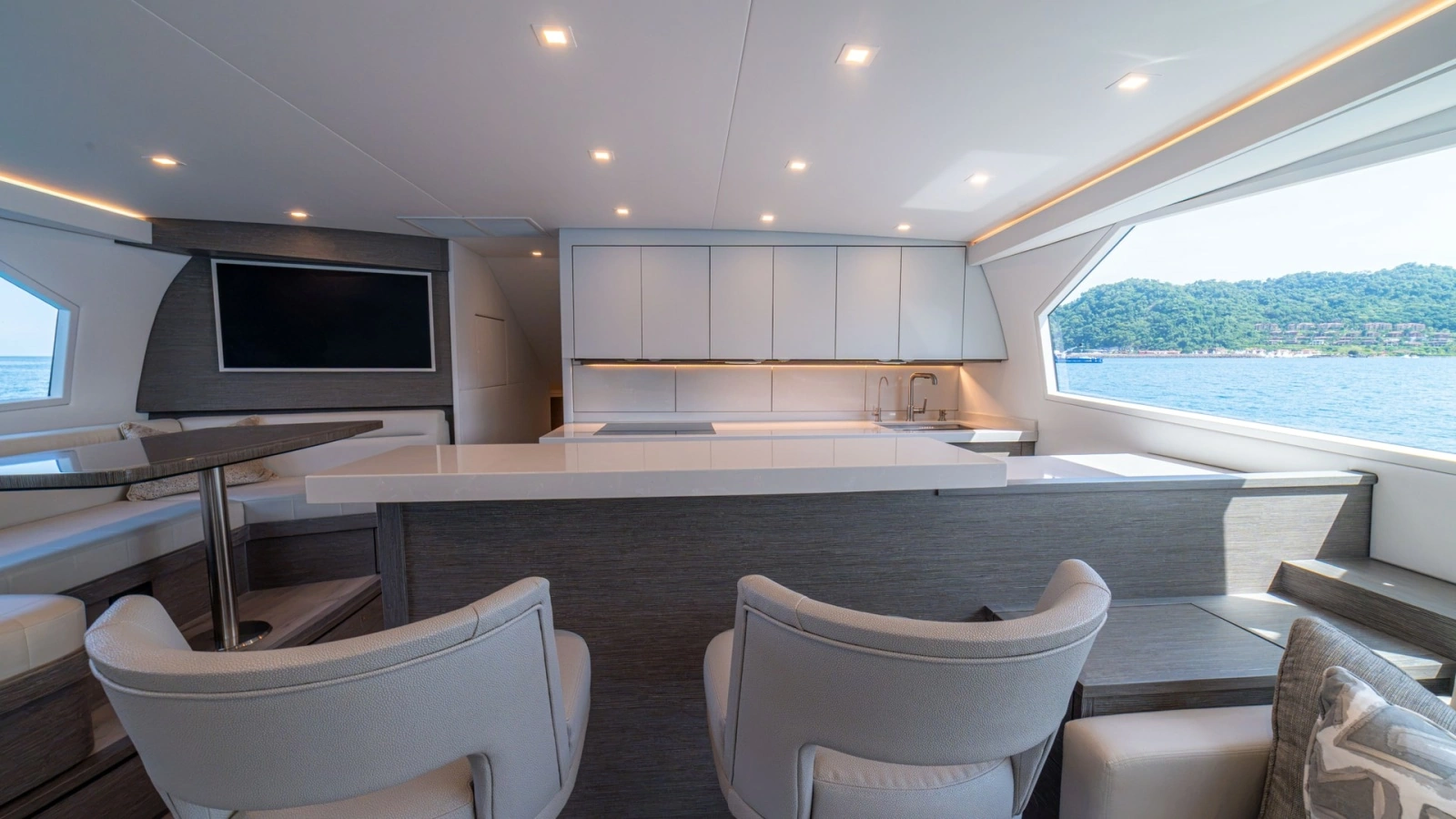 Salon / Galley