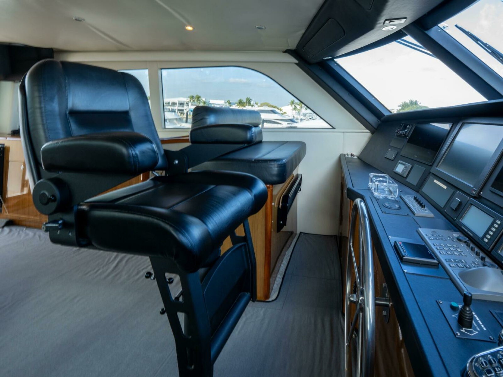 Viking 74 STREAM RUNNER- Flybridge Helm