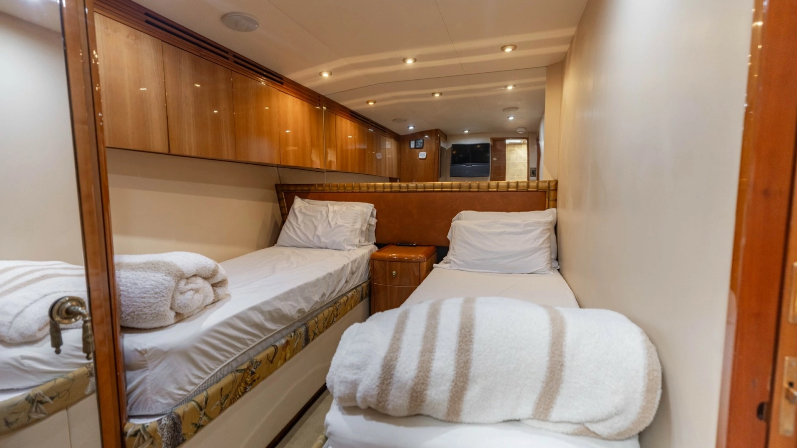 2007 Hatteras 68 Convertible- KEMOSABE- STBD Guest Stateroom