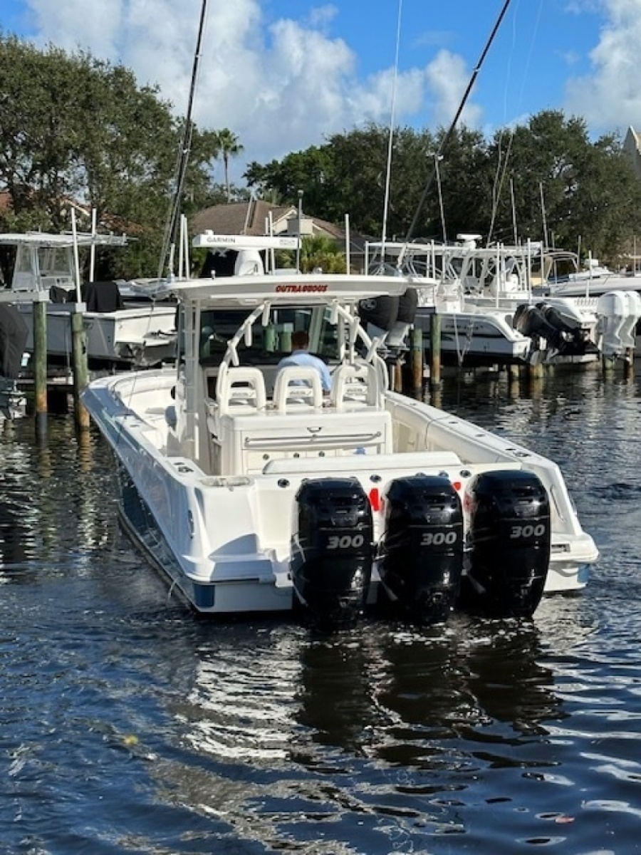 Boston Whaler 37 Outrageous - Profile