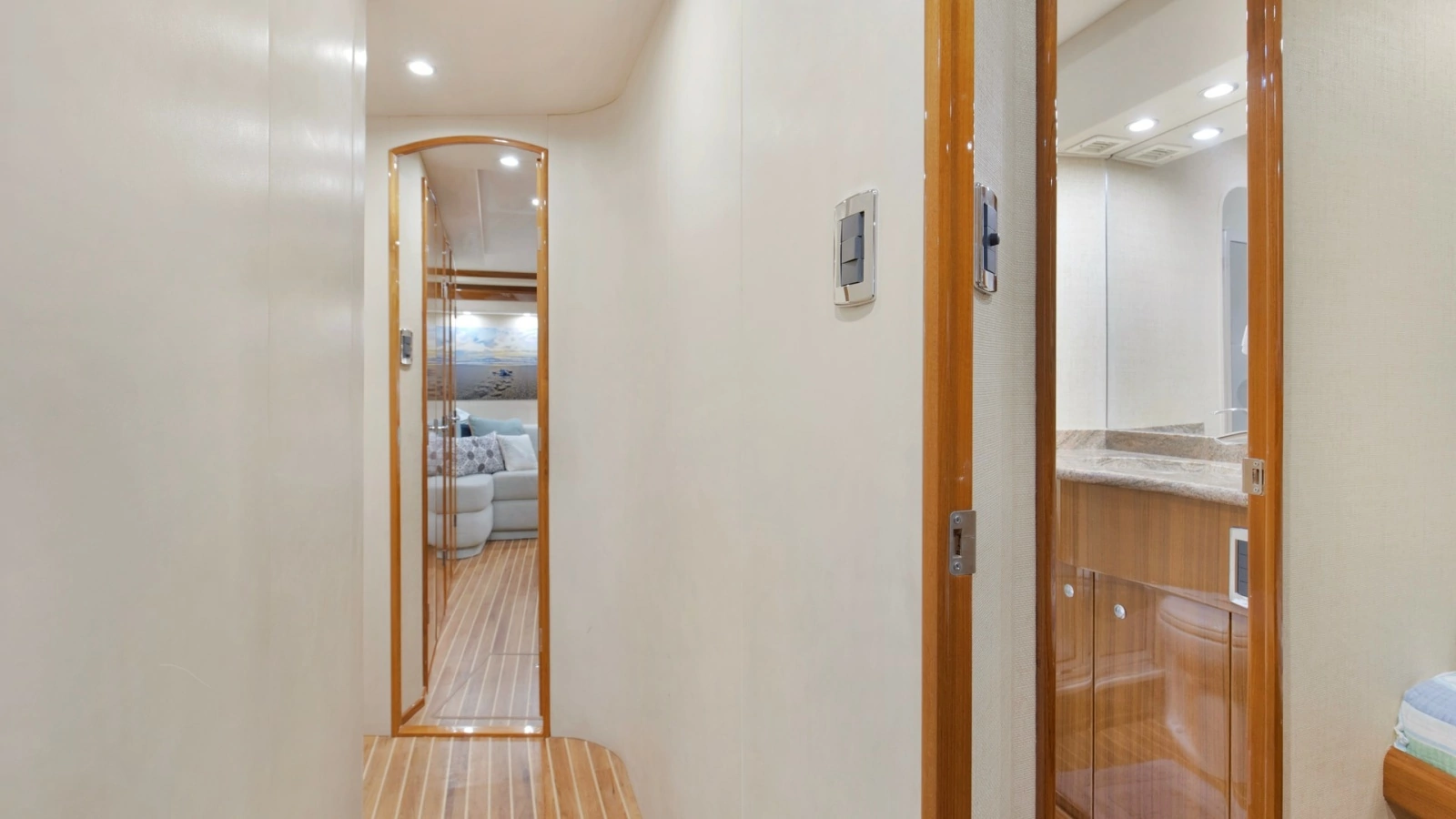 2007 74 Viking Enclosed Bridge Never Settle Hallway
