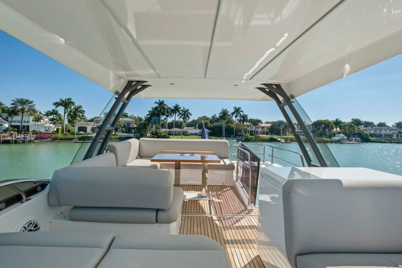 52' 2022 Prestige 520 Flybridge