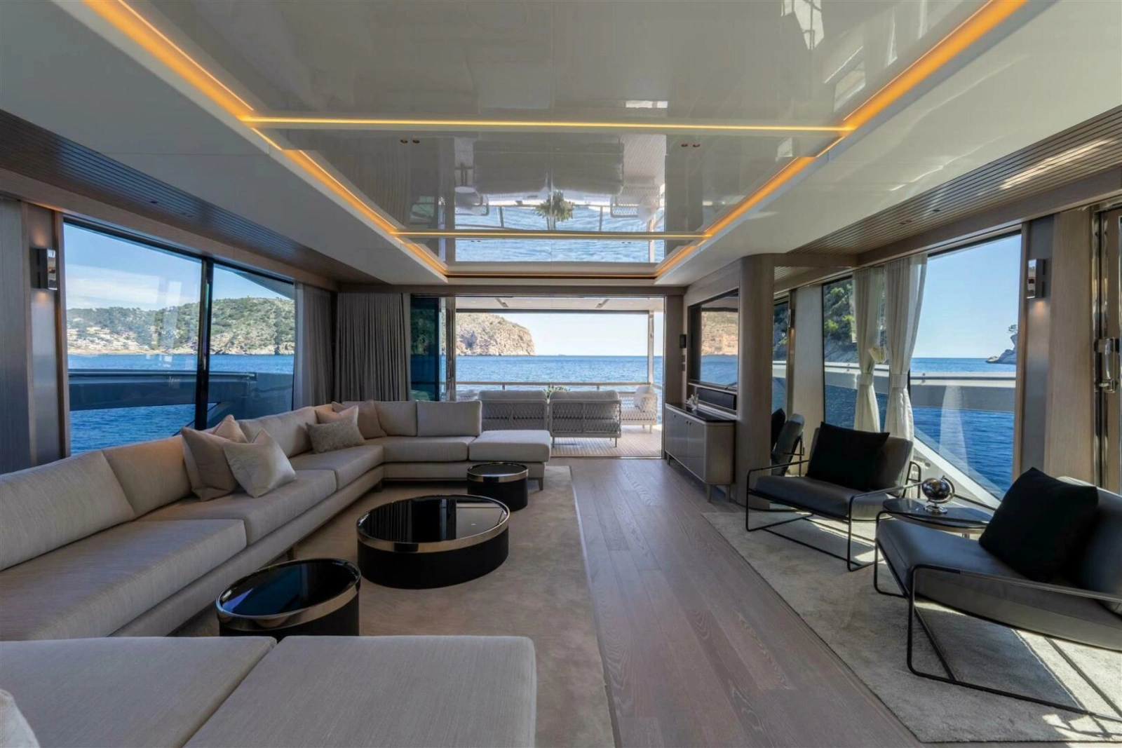 90 OCEAN ENCLOSED 90ft Sunseeker Yacht For Sale