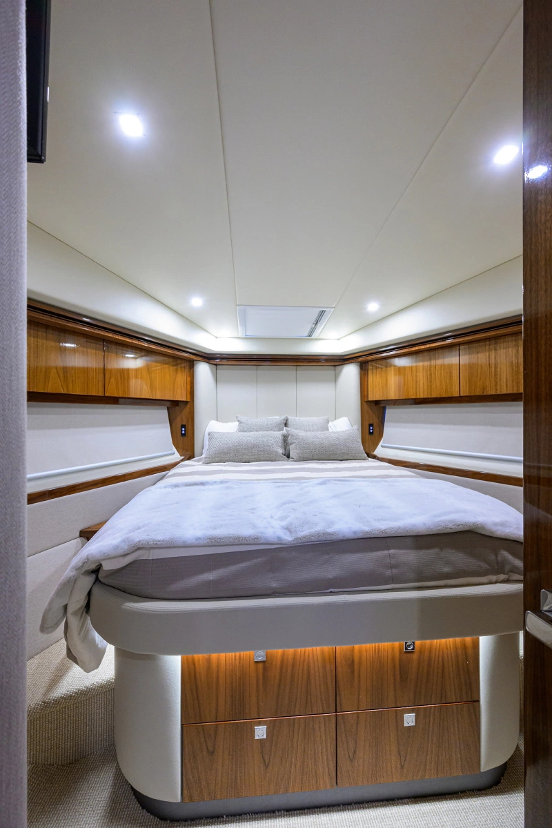 2019 Riviera 5400 Sport Yacht