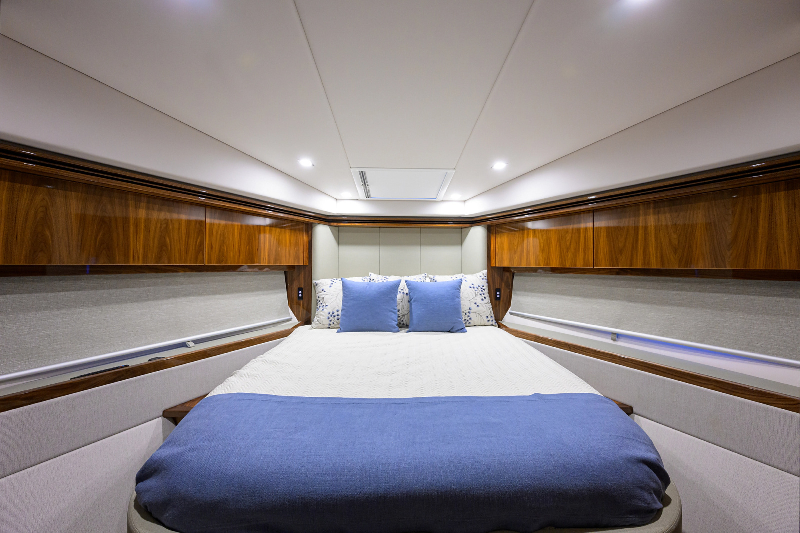2023 Riviera 5400 Sport Yacht