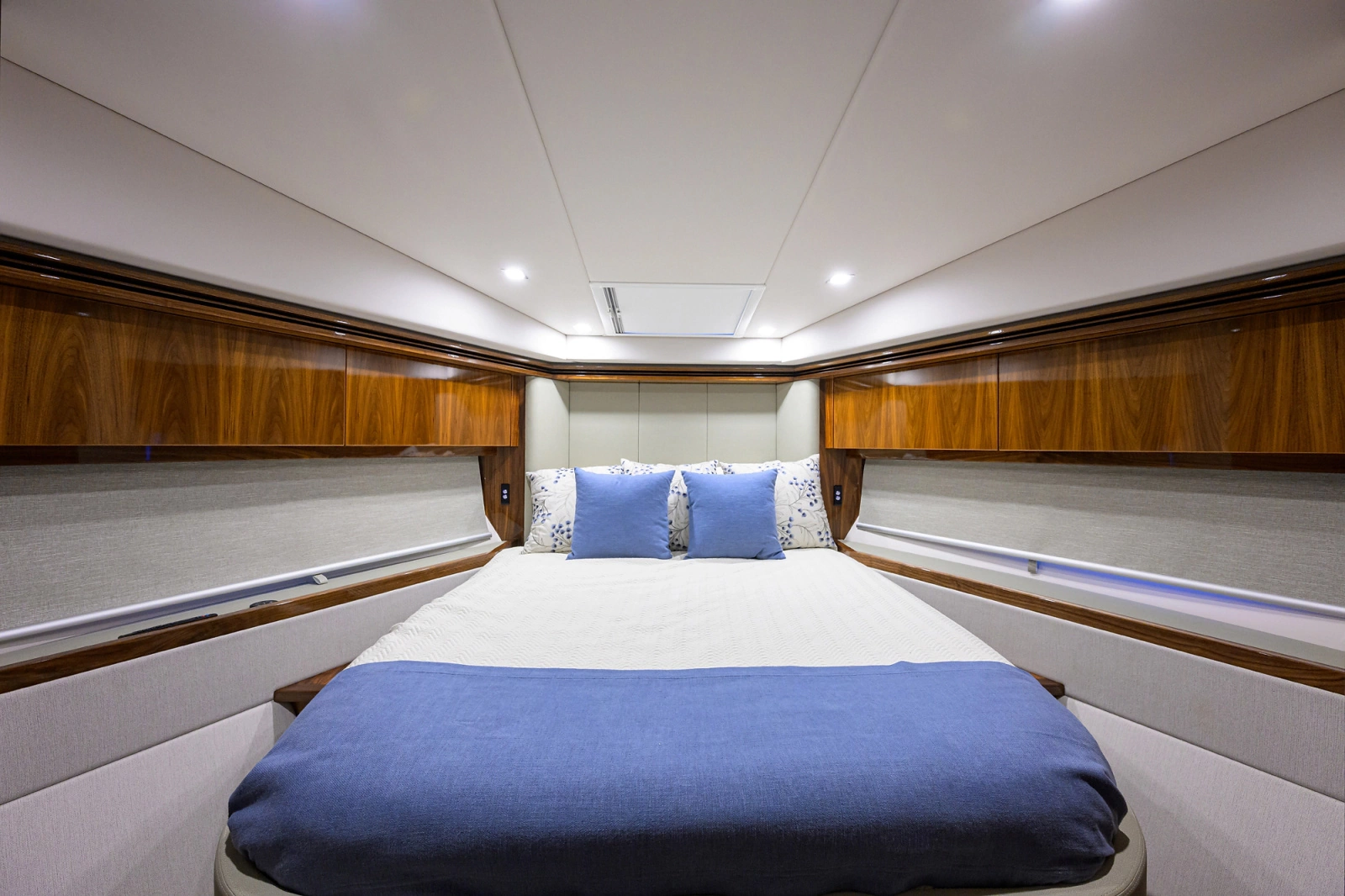 2023 Riviera 5400 Sport Yacht