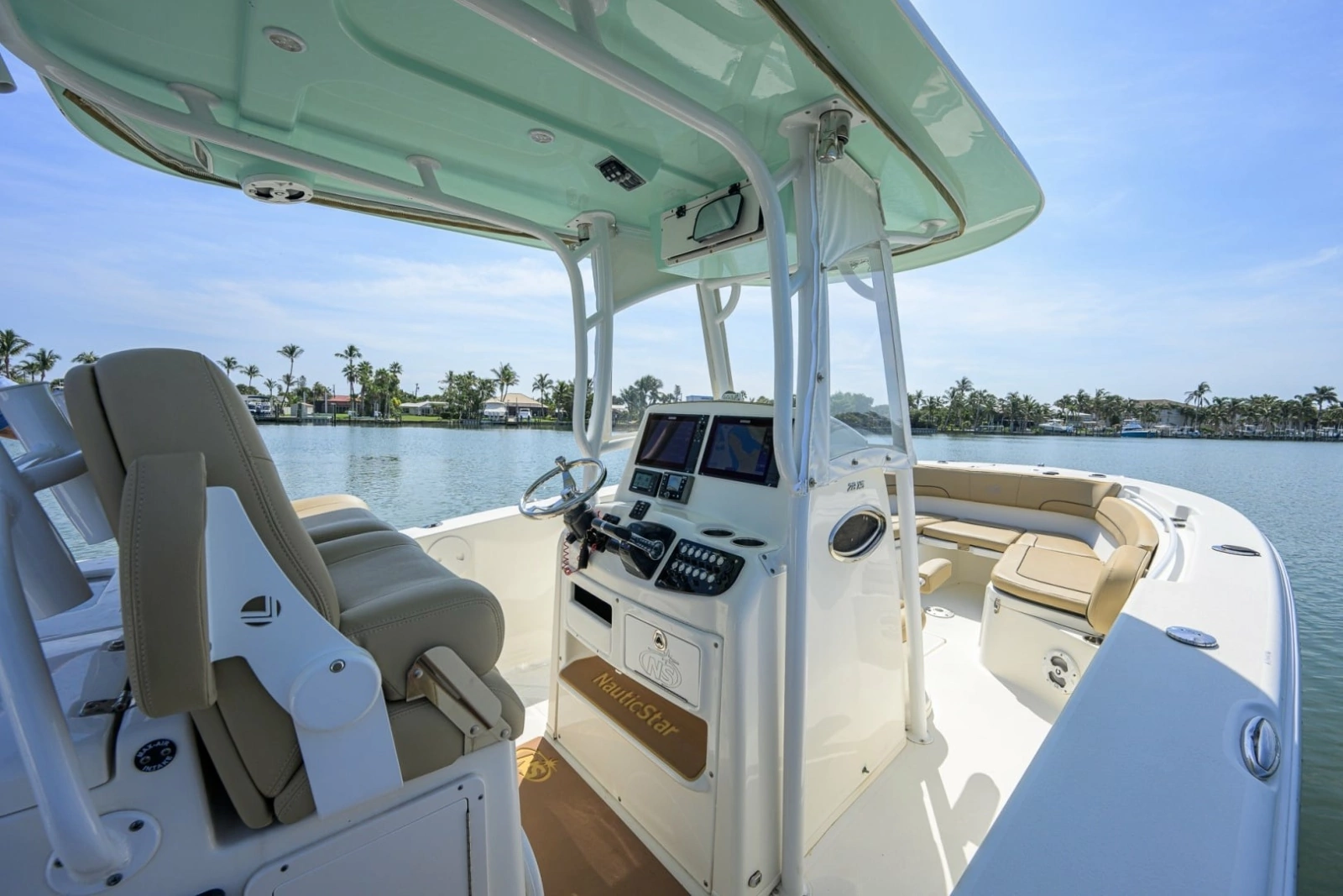NauticStar 28 - Helm