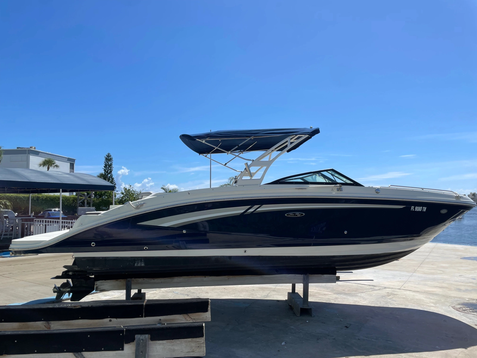 2017 Sea Ray SDX 270