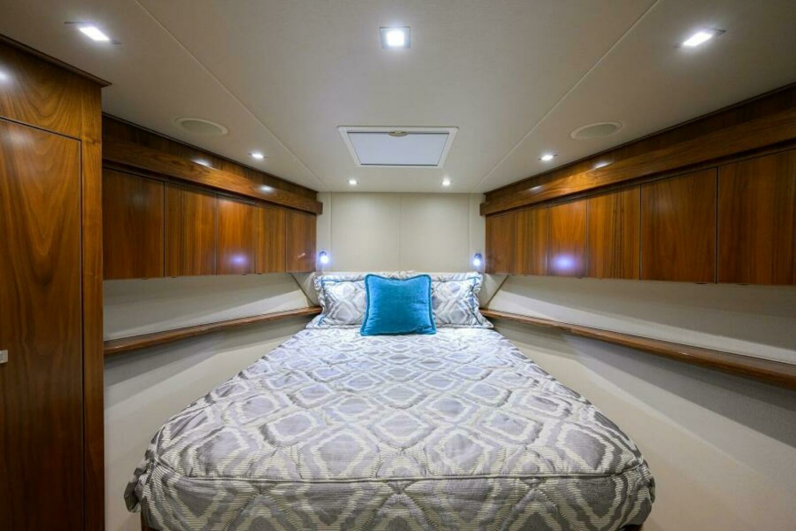80' 2019 Viking 80 Convertible