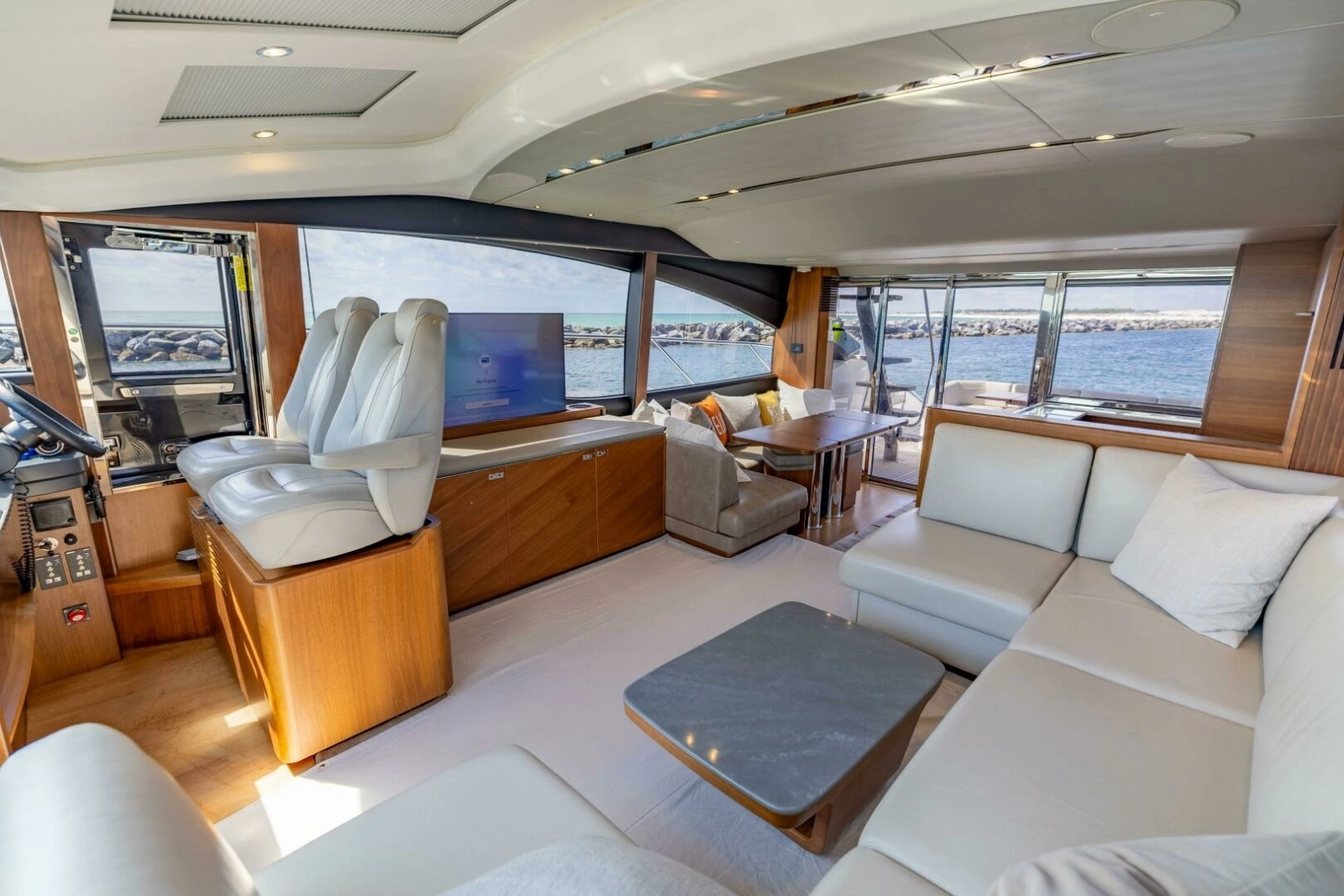 2019 Princess S65-CREWSZING- Salon