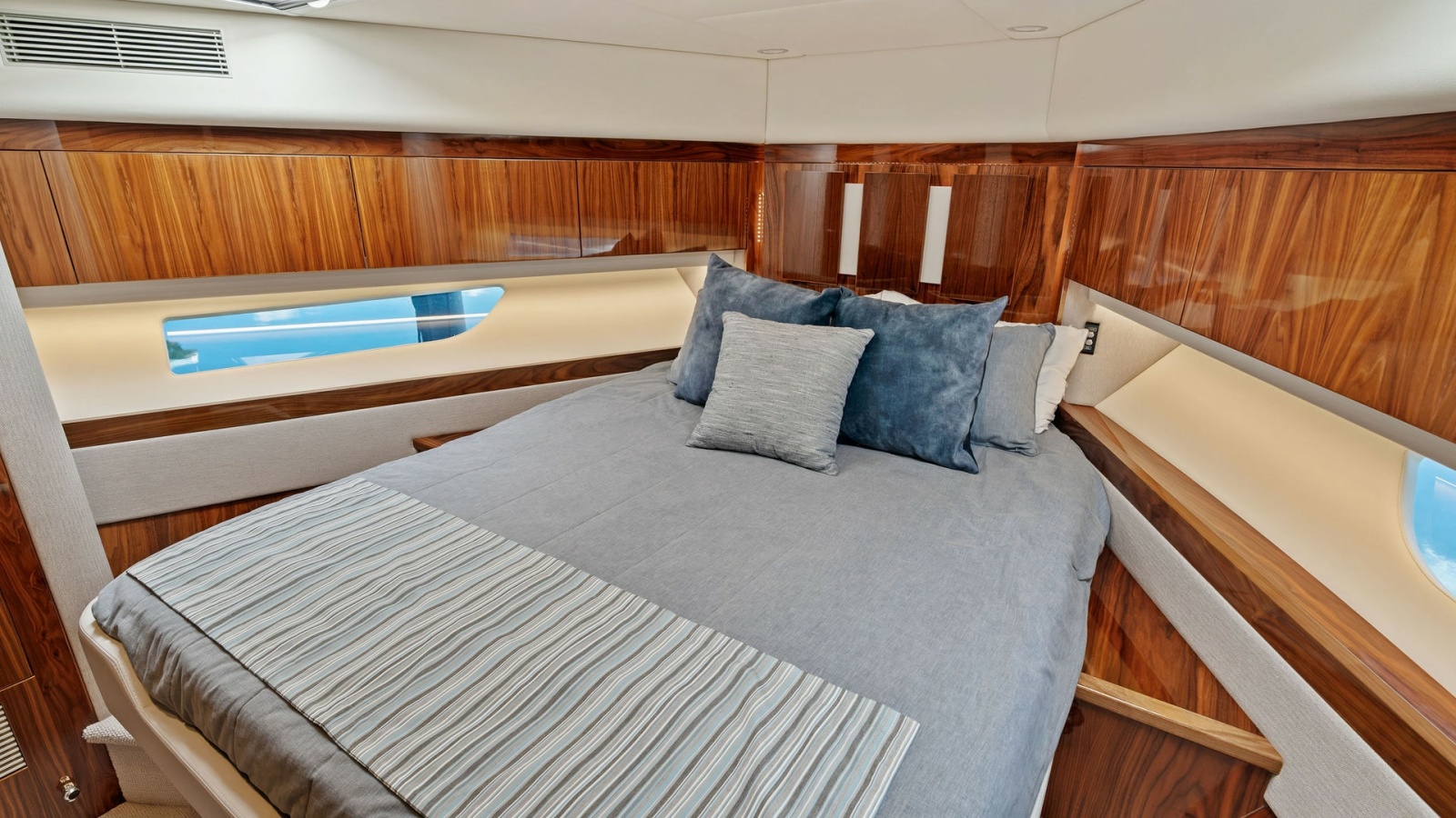 Luxurious Forward Stateroom