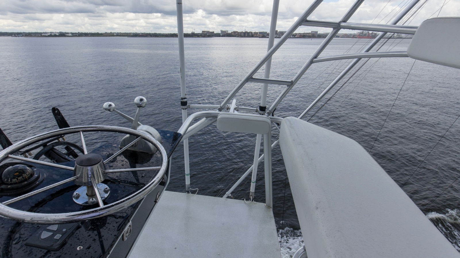 1999 Hatteras 60 Enclosed Bridge Better Days Tower Helm (1)