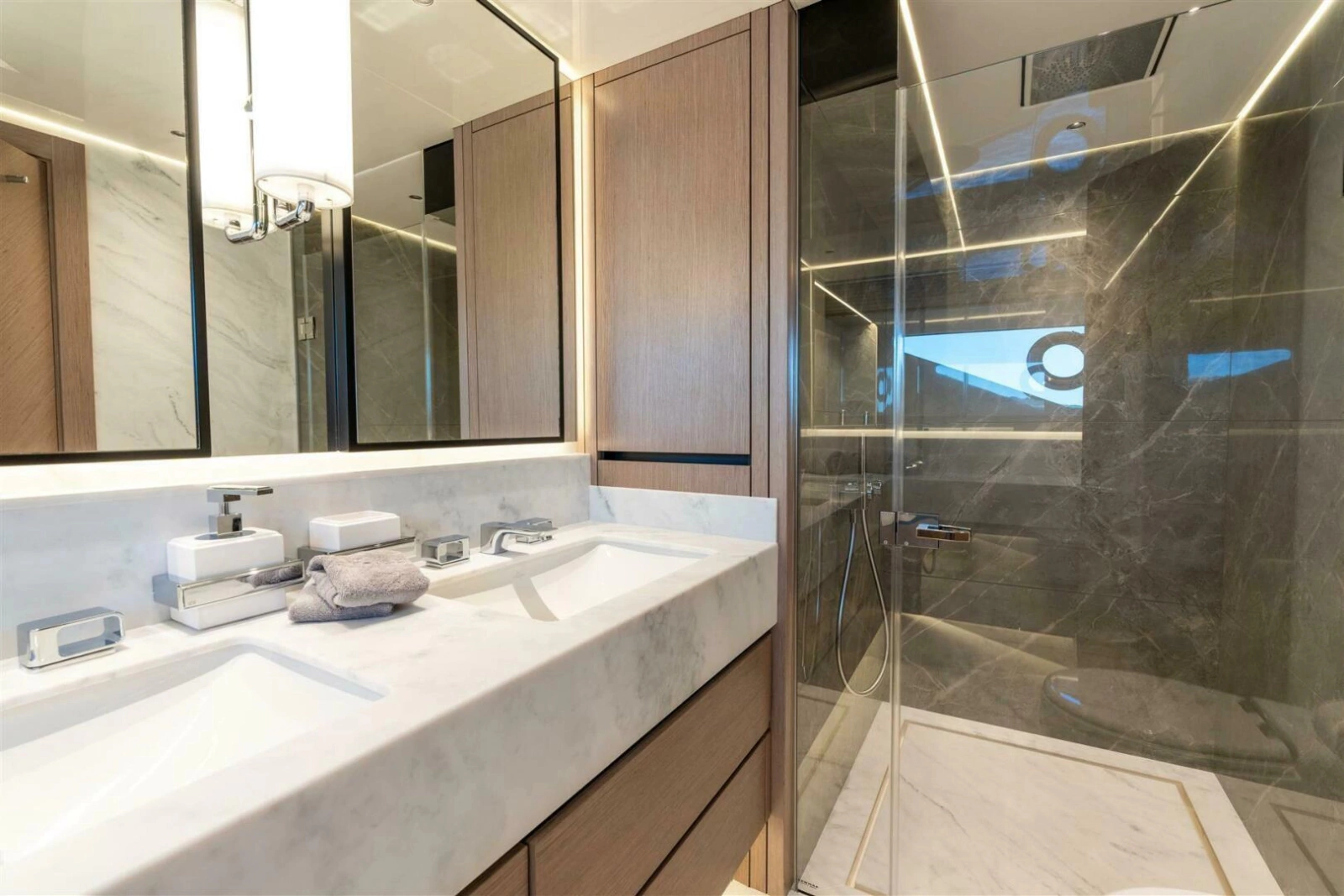 90 OCEAN ENCLOSED 90ft Sunseeker Yacht For Sale
