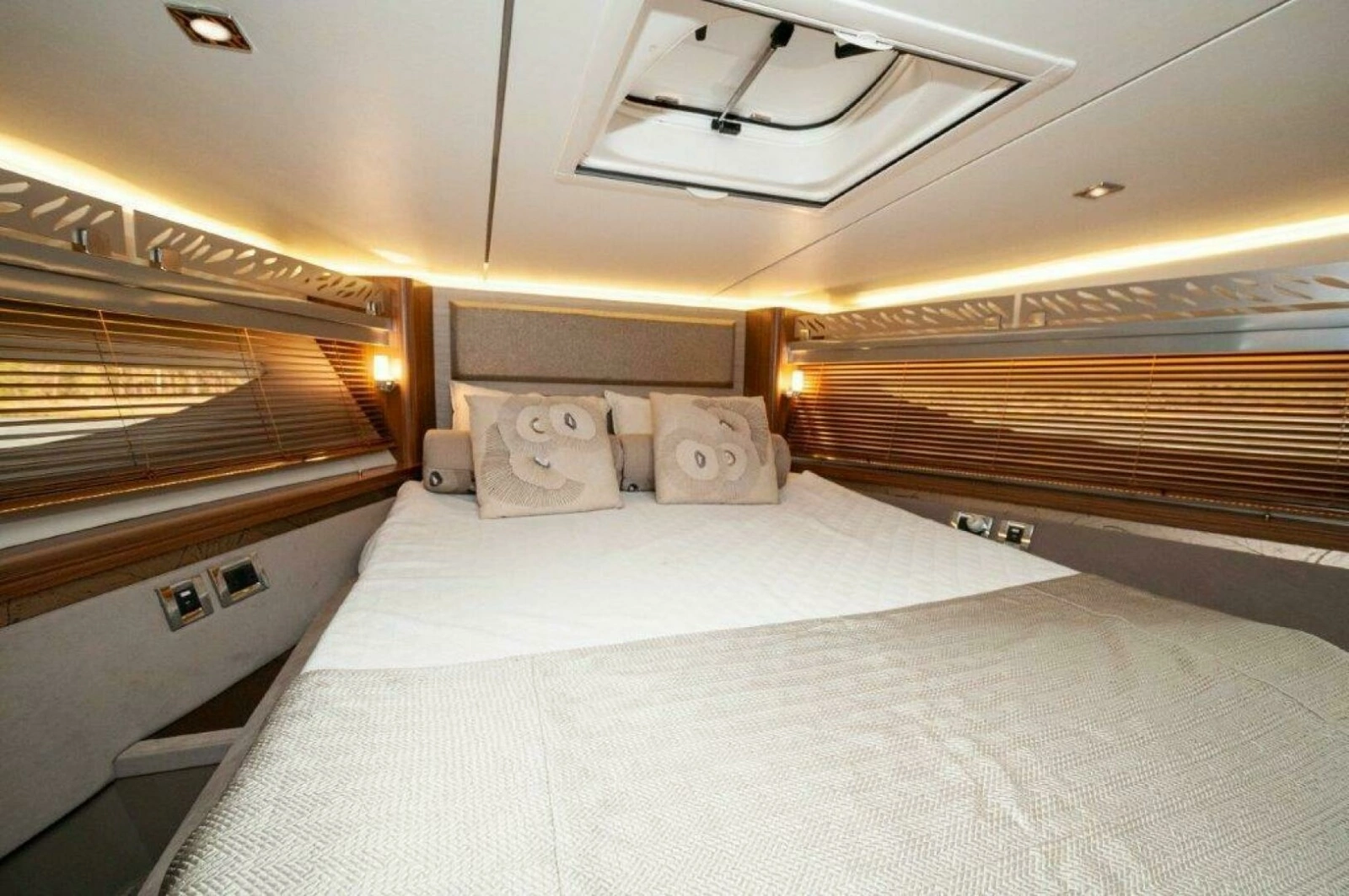 2018 Sea Ray L550 Flybridge photo 23