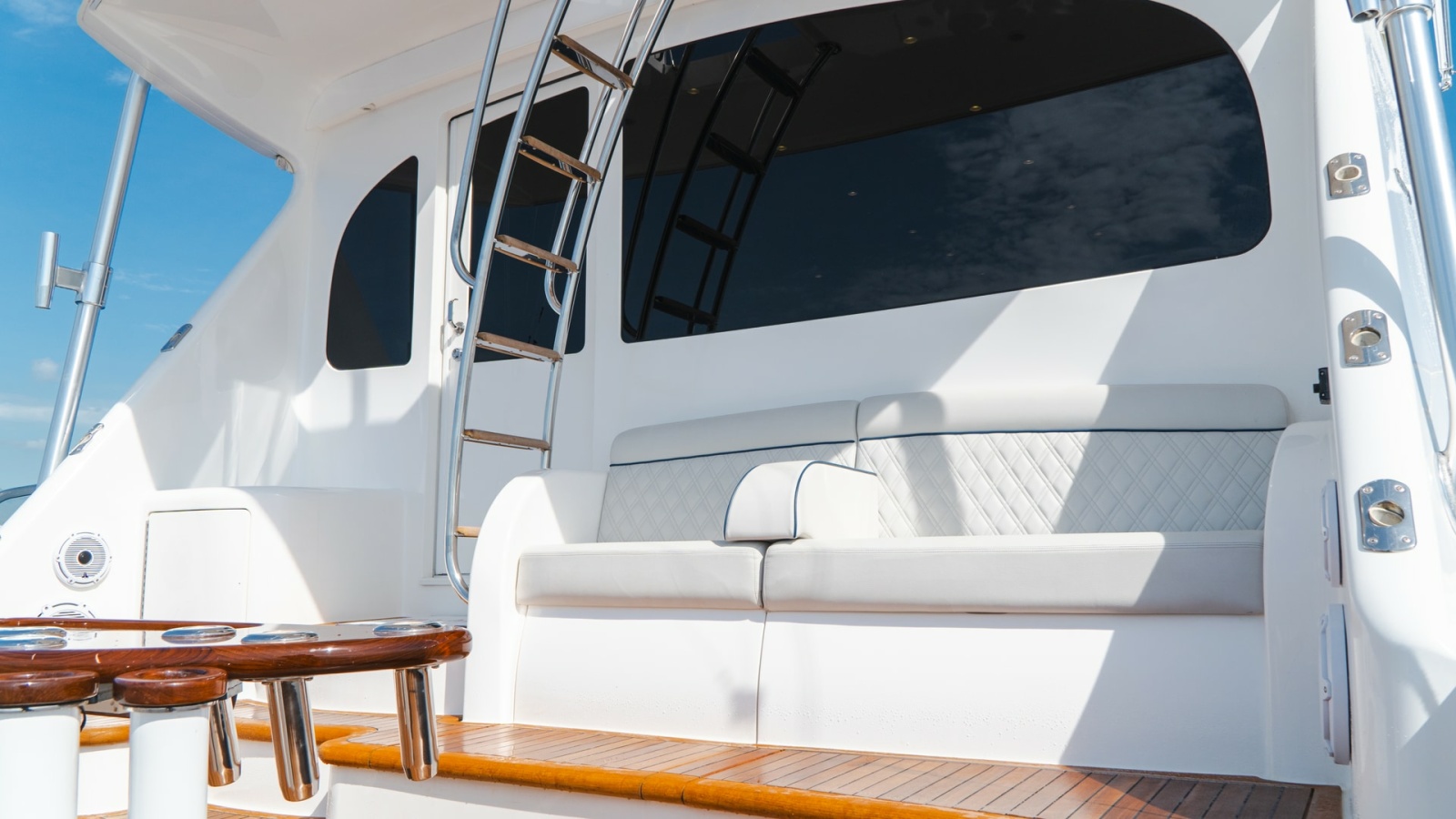 Aft Deck Seating and Ladder