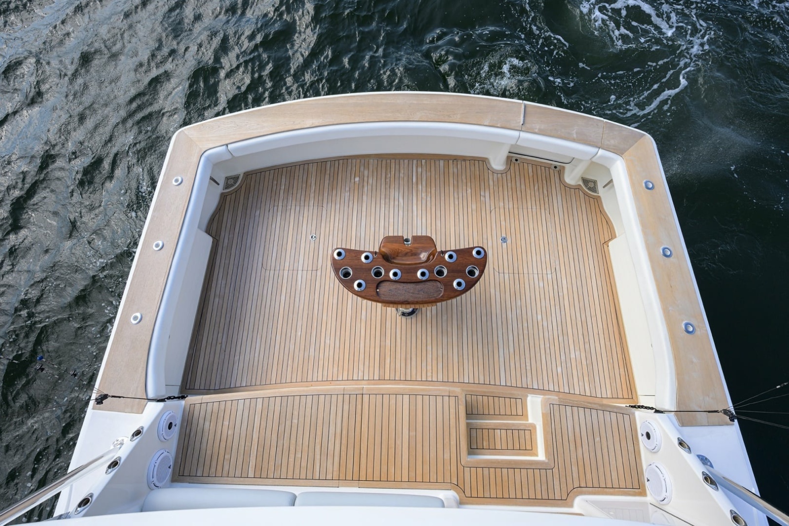 Viking 68 - BLOWFISH3 - Cockpit