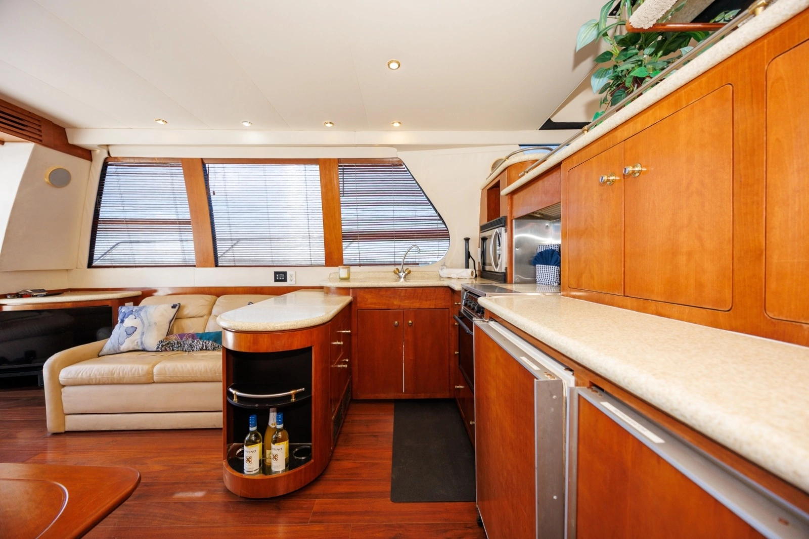 1999 Carver 530 Voyager photo 9