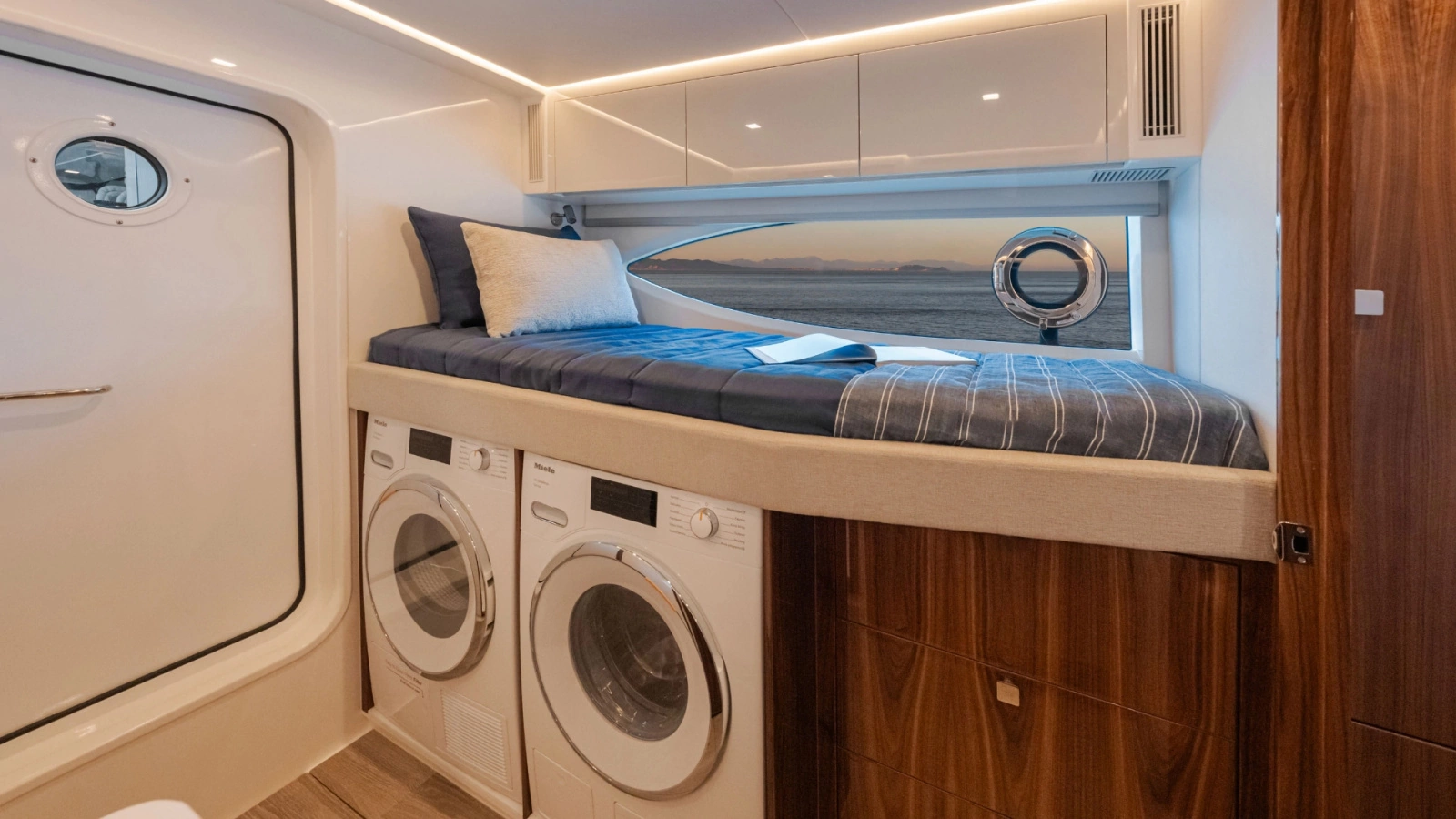 6800 SPORT YACHT 68ft Riviera Yacht For Sale