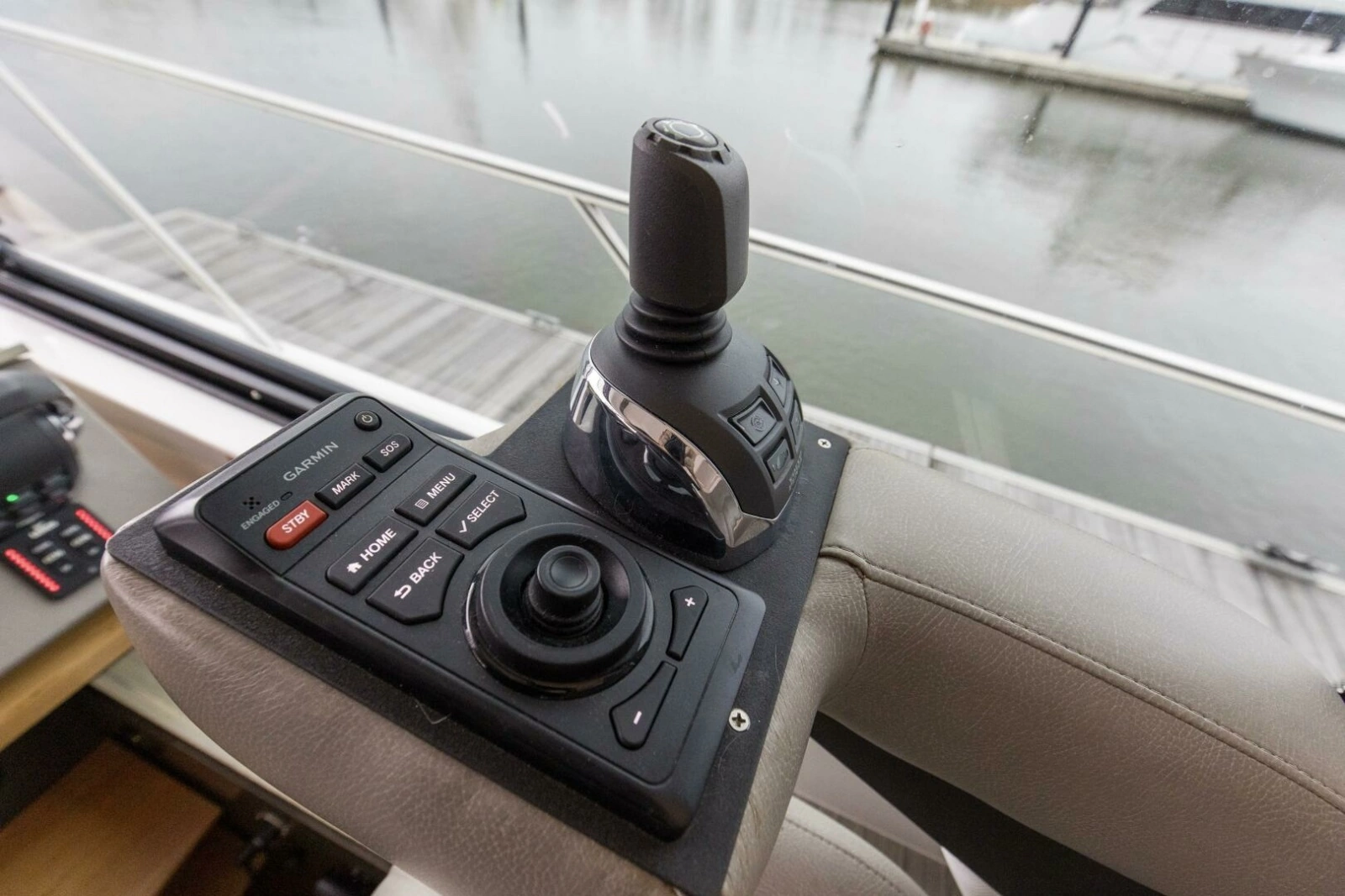 2019 Tiara Yachts C49 Coupe Helm Controls And Electronics (1)
