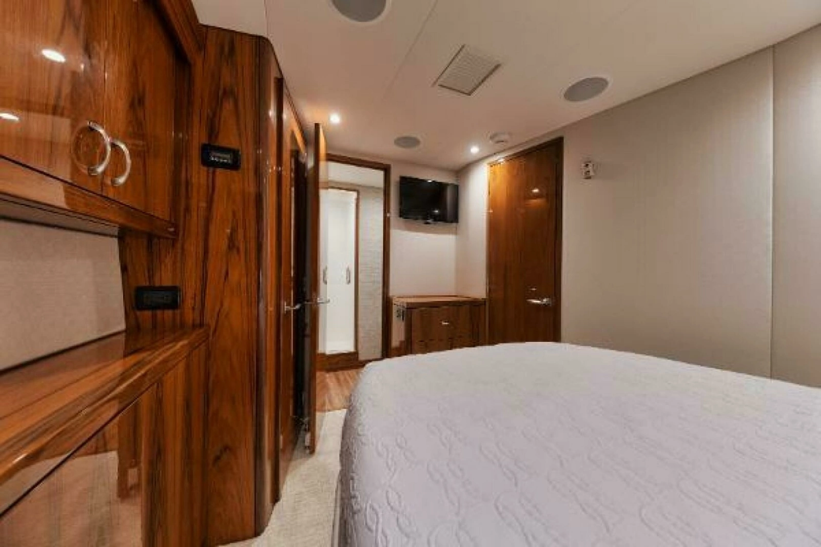 54' Hatteras GT54 - VIP Stateroom that the only card i